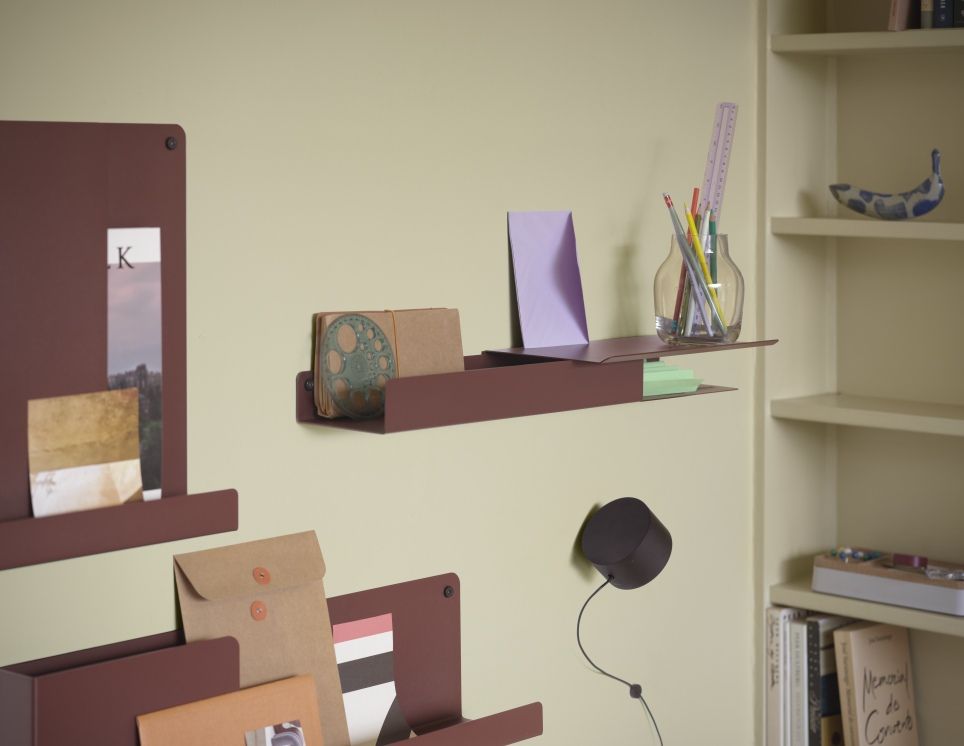 Muuto Folded Shelves Regal in Braun an der Wand mit Büroartikeln dekoriert. Wandregal für Büro.