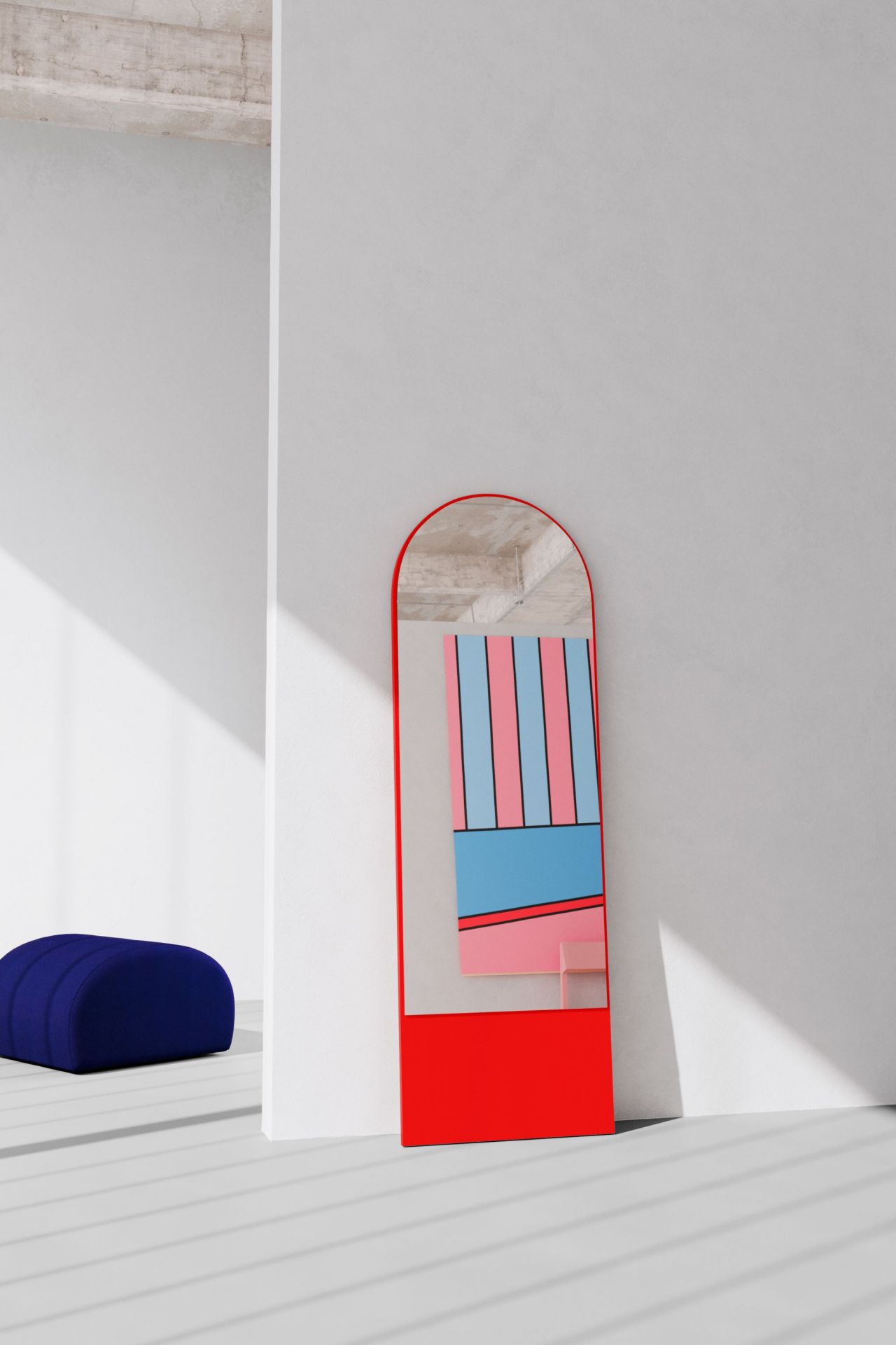 FRIEDRICH Spiegel mit rotem Rahmen und abstraktem Muster in Blau und Rosa. Stehspiegel für modernes Wohnen.