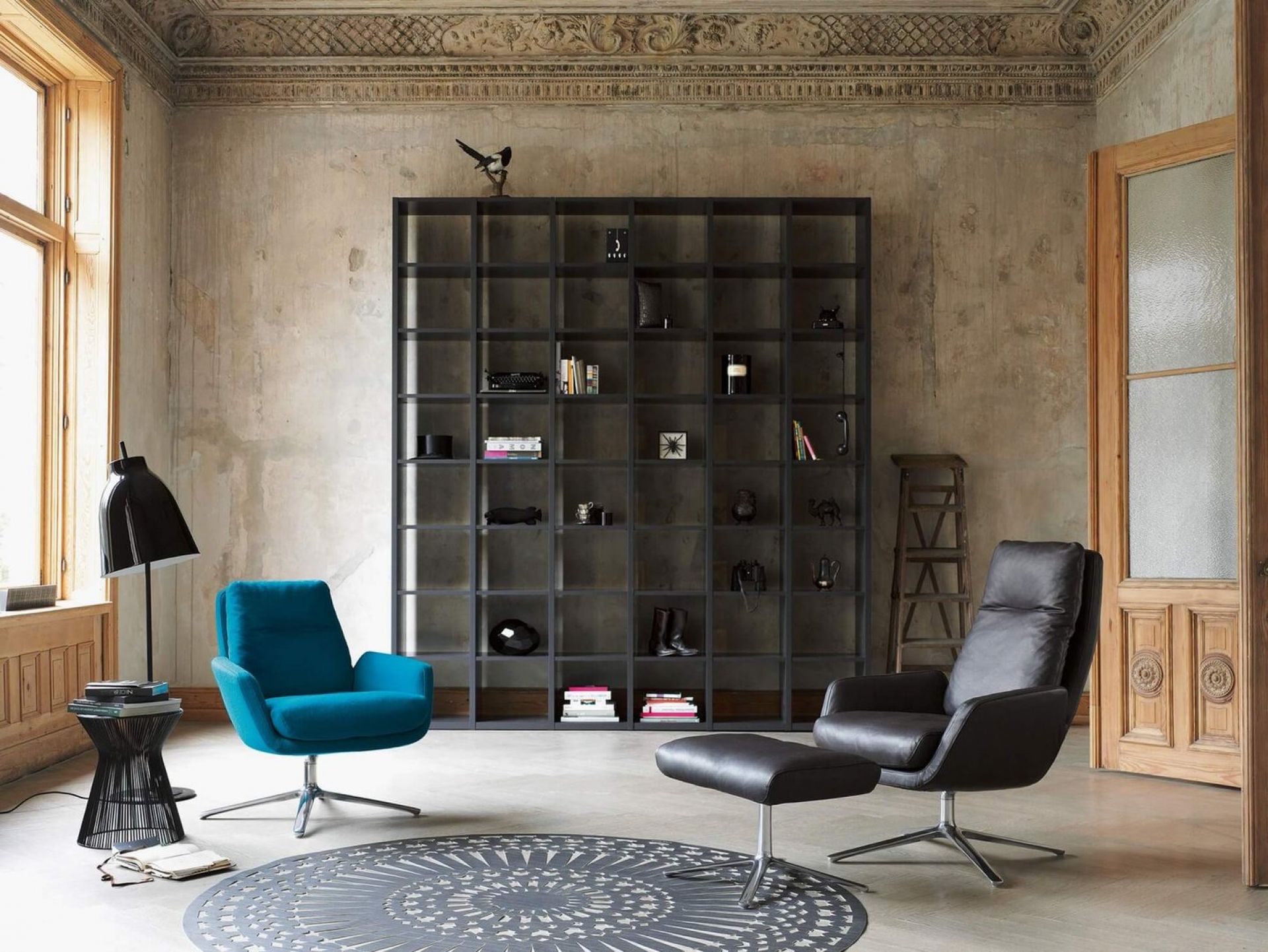 Cordia Drehsessel mit mittelhoher Rückenlehne in Blau und Schwarz im stilvollen Wohnzimmer.