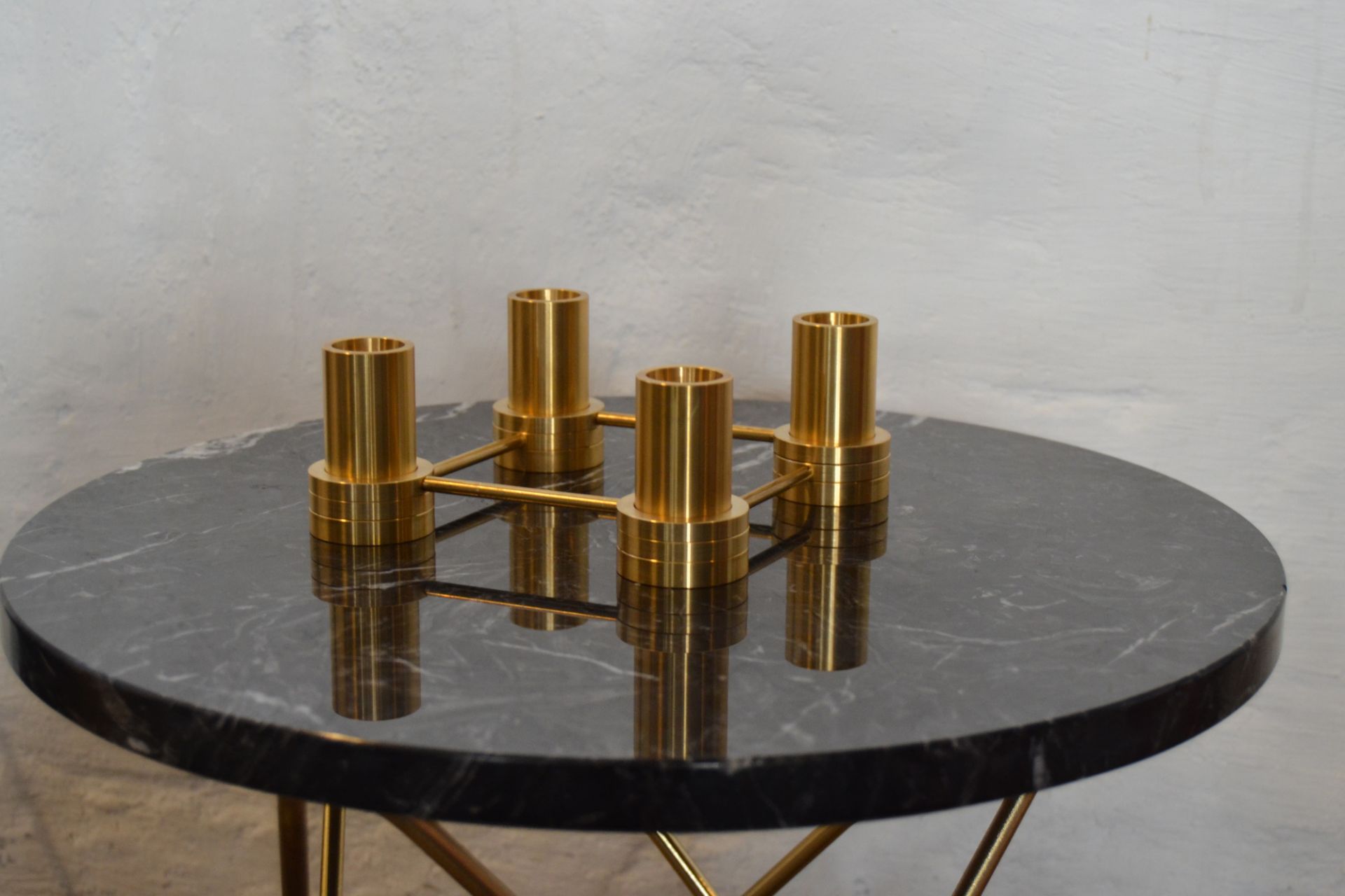 Eleganter, runder Marmor Beistelltisch von Ox Denmarq, Modell Tall Mini O, mit goldenem Gestell.