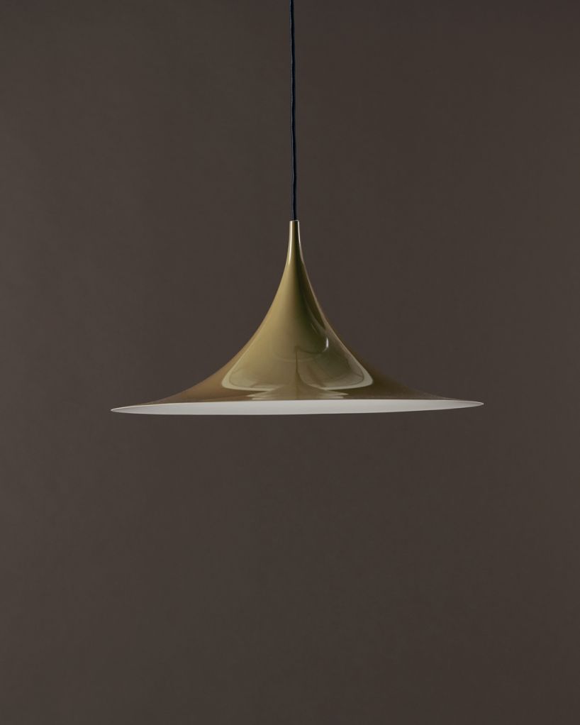 Semi Pendelleuchte (Ø 30 cm) in glänzendem Fenchelsamen-Grün von Gubi. Moderne Hängeleuchte für Wohnraum.