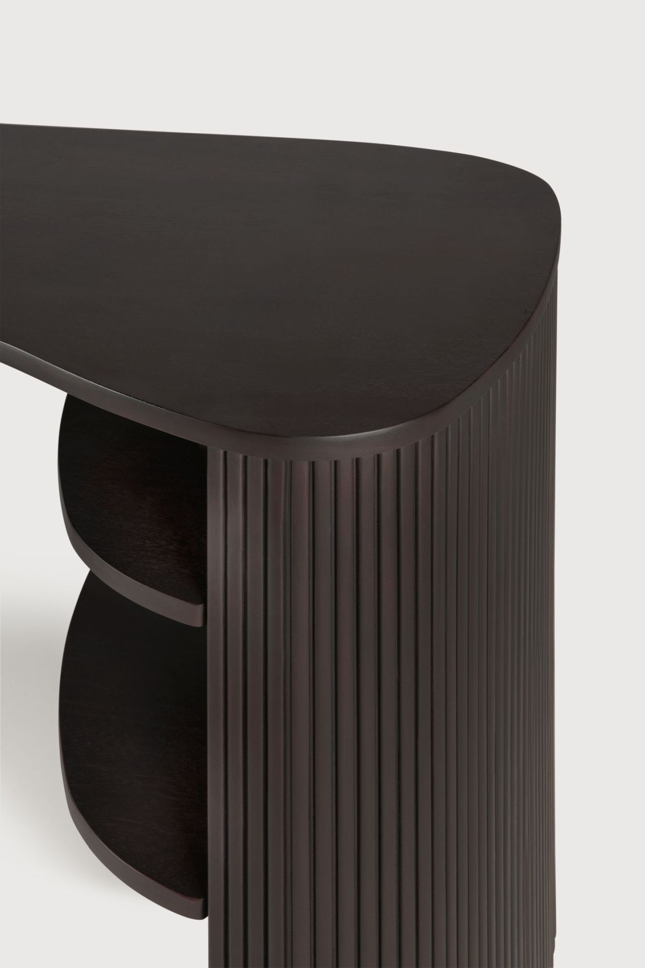 Detailansicht des Ethnicraft Roller Schreibtischs aus dunklem, geriffeltem Holz mit zwei Ablagefächern.