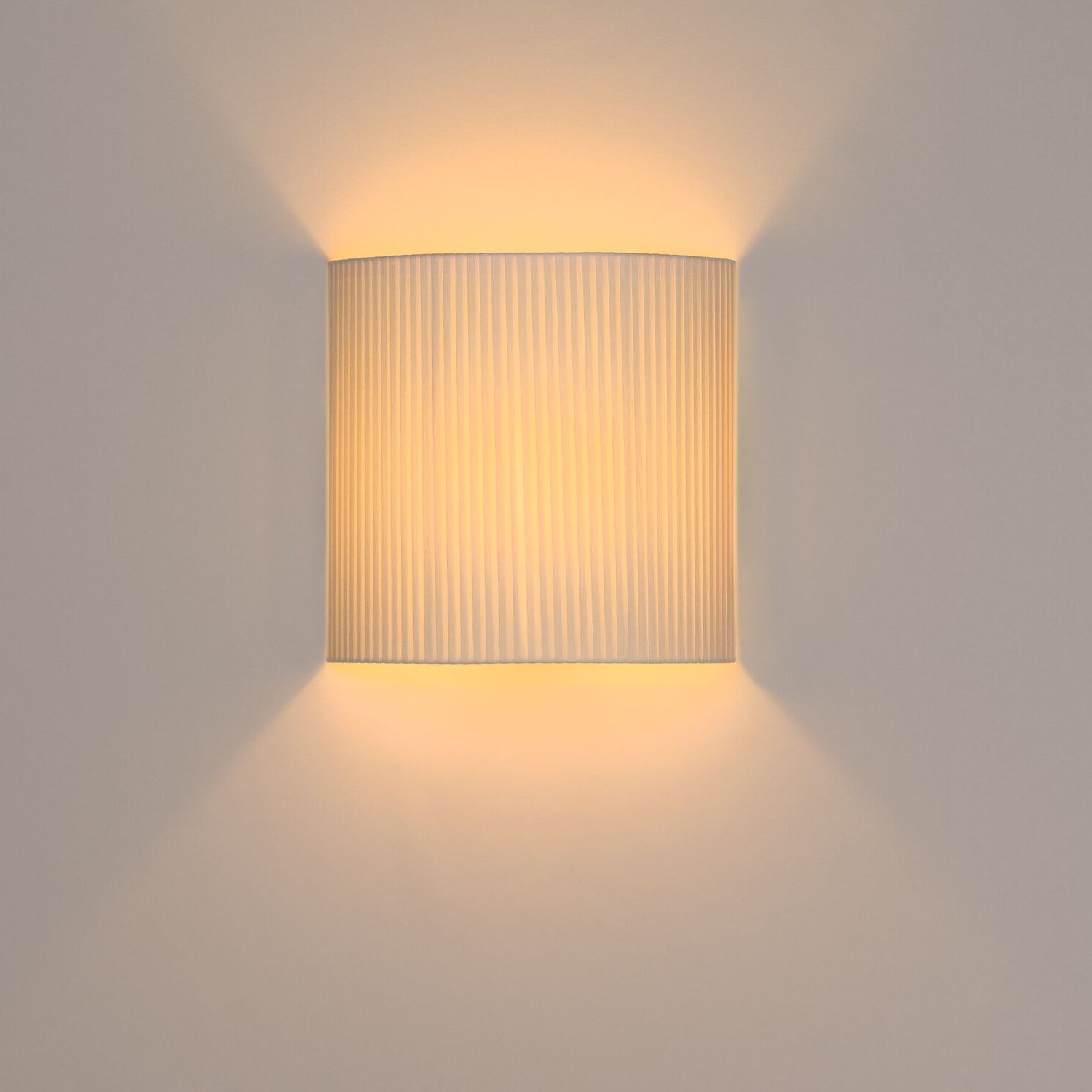 Comodín cuadrado Wandleuchte: Quadratische Lampe mit geripptem Schirm und warmem Lichtschein.