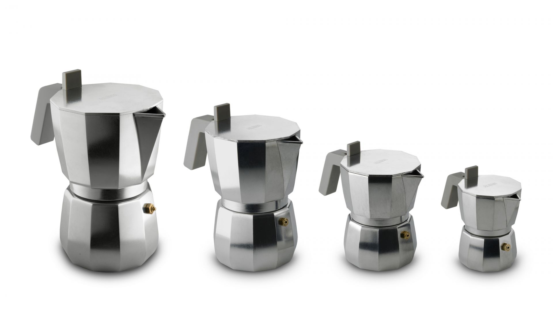Vier Alessi Moka Espressokocher in verschiedenen Größen, aus Aluminium, für aromatischen Kaffee.