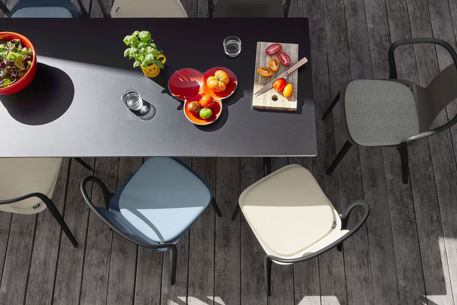 Ansicht von oben: Esstisch mit Vitra Soft Seats Sitzkissen in Blau, Beige und Grau.