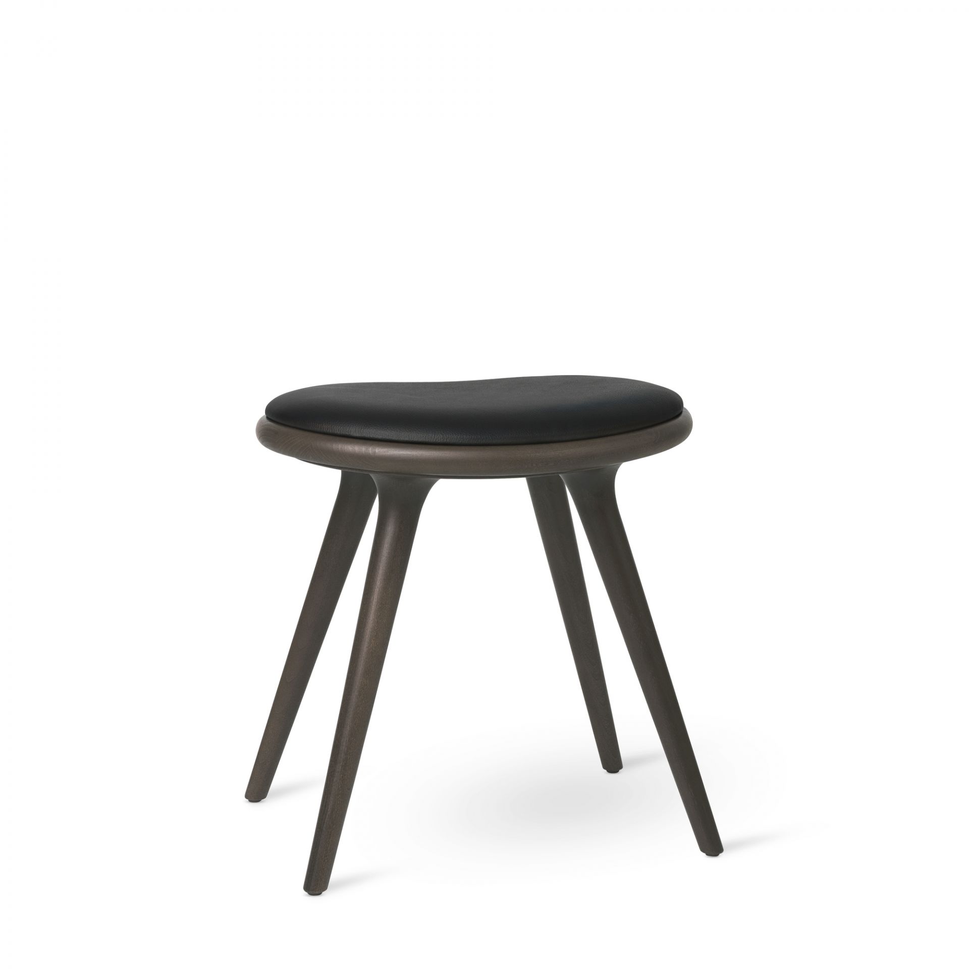 Sirka Hocker aus grau gefärbter Buche mit schwarzem Sitzpolster. Moderner Barhocker für Küche und Bar.