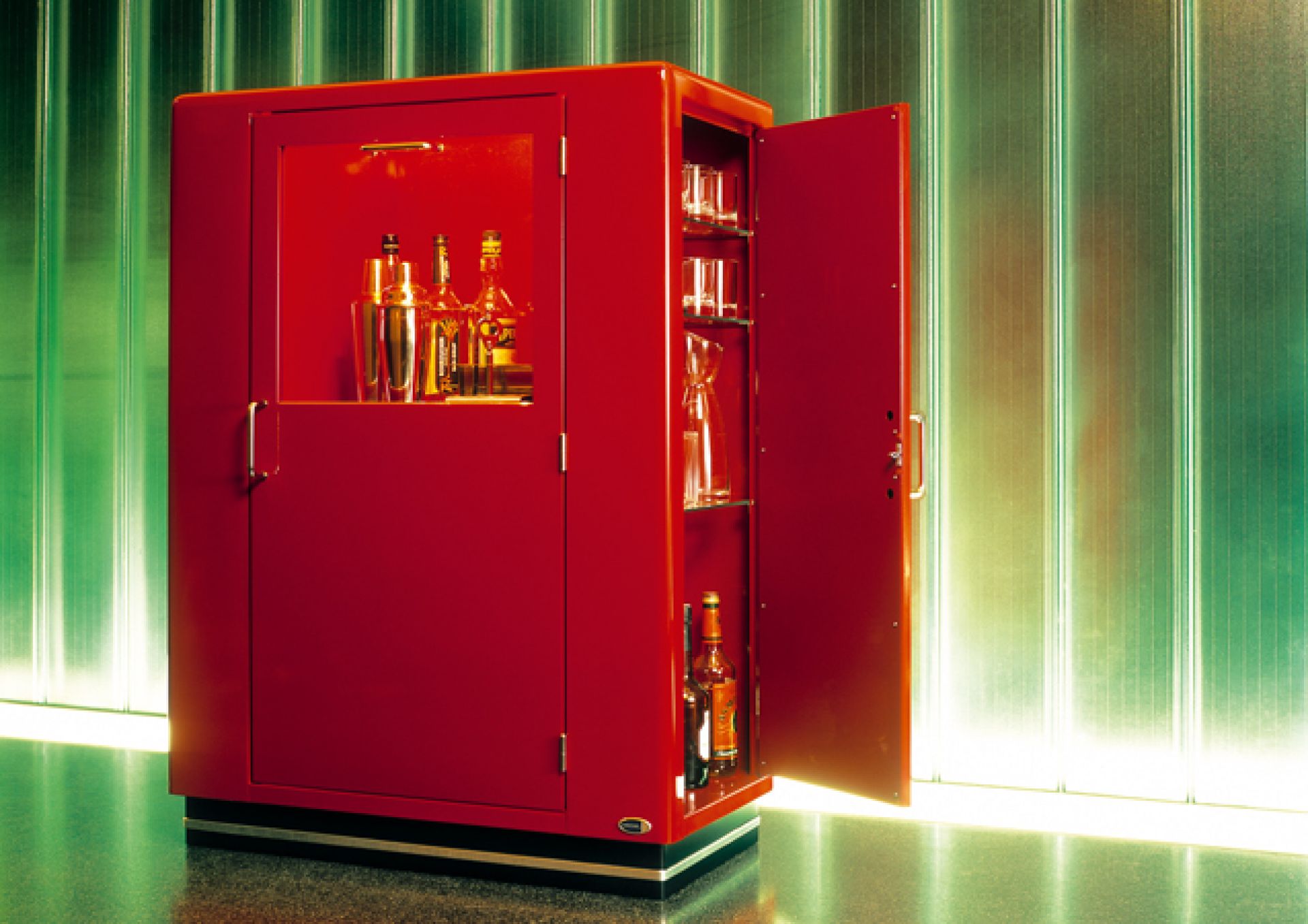 Roter KB 323-0 Barschrank von Müller Möbelfabrikation mit geöffneter Tür, gefüllt mit Gläsern und Flaschen.