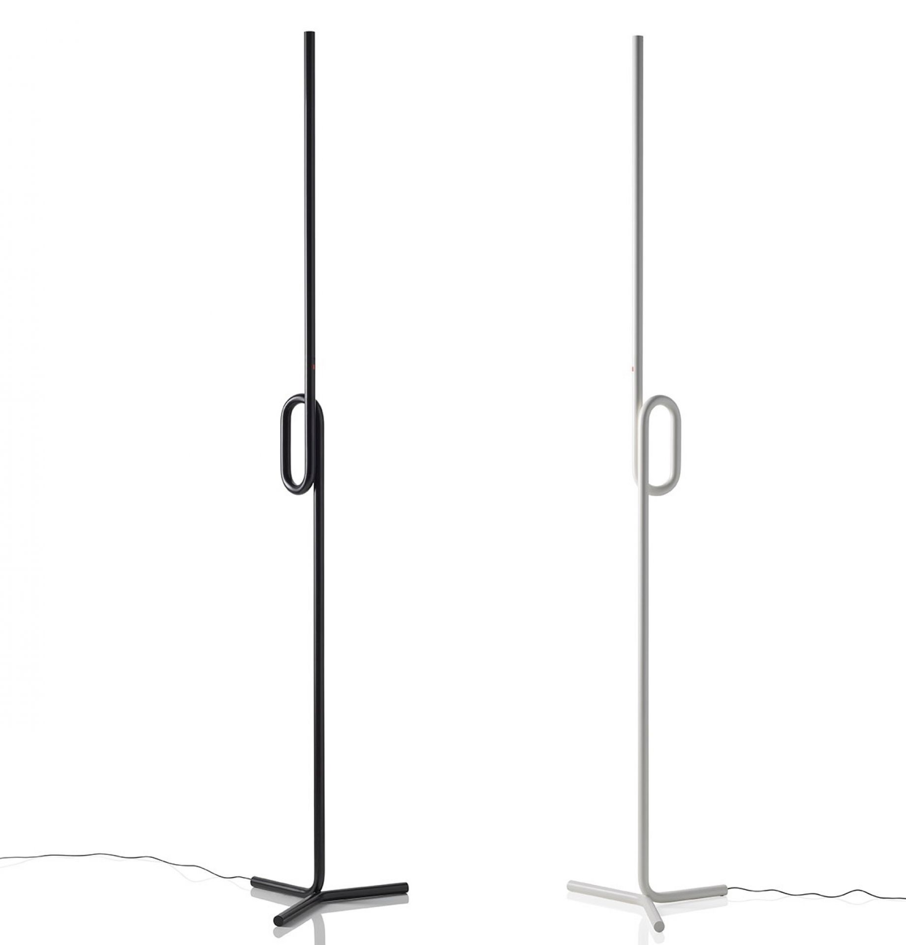 Tobia LED Stehleuchte von Foscarini in Schwarz und Weiß, modernes Design für Wohnzimmer.