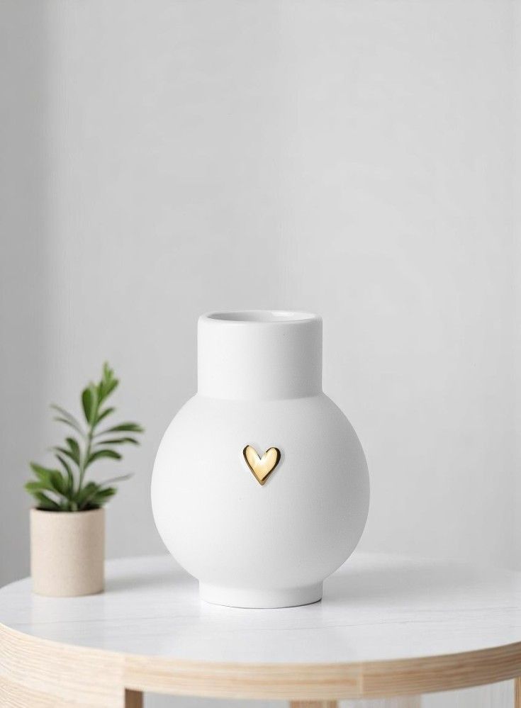 Weiße Kugelvase mit goldenem Herz-Detail. Dekorative Blumenvase für Wohnzimmer und Tischdeko.