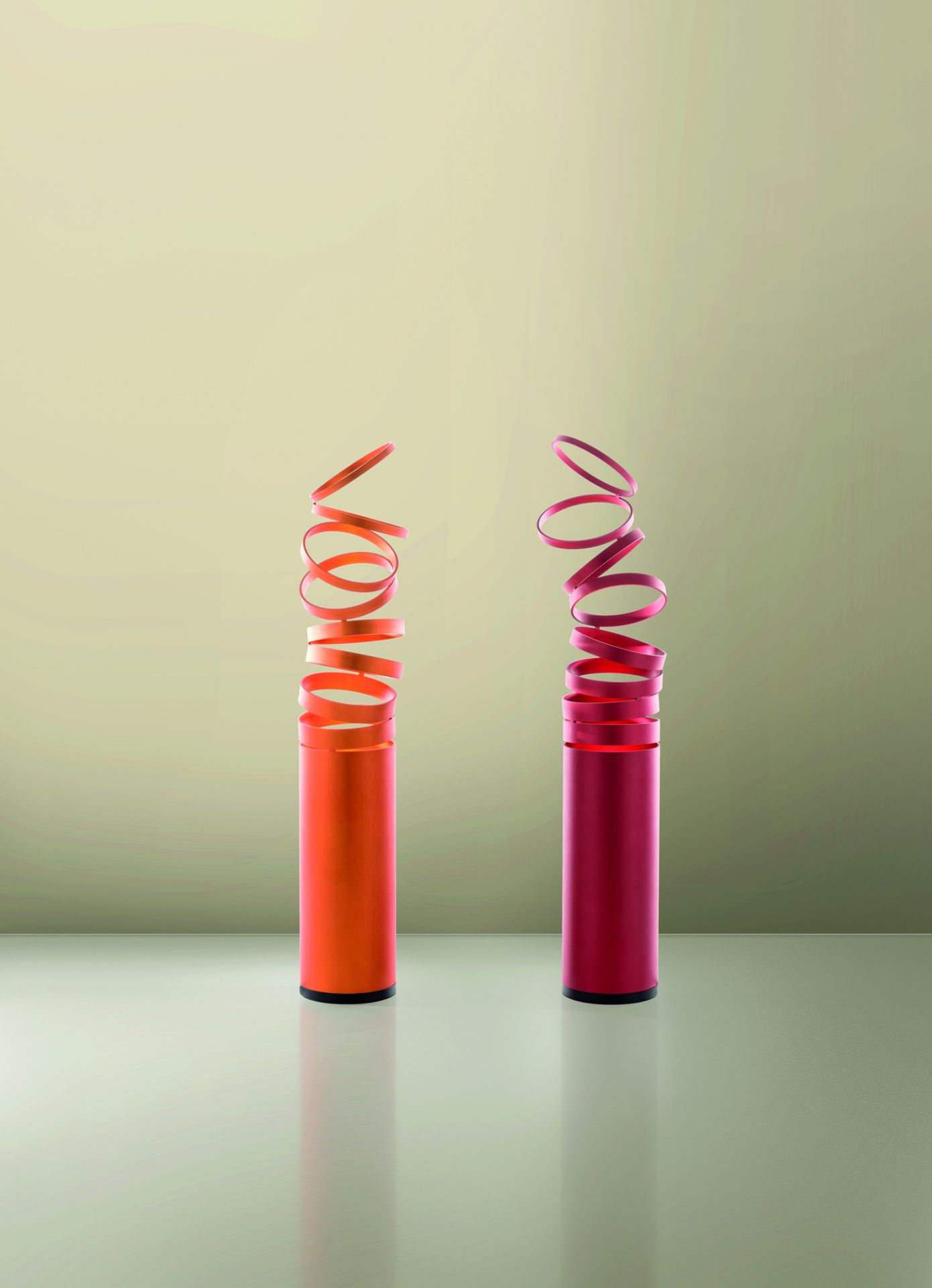 Zwei Artemide Tischleuchten Decompose, orange und pink, modernes Design, dekorative Beleuchtung.