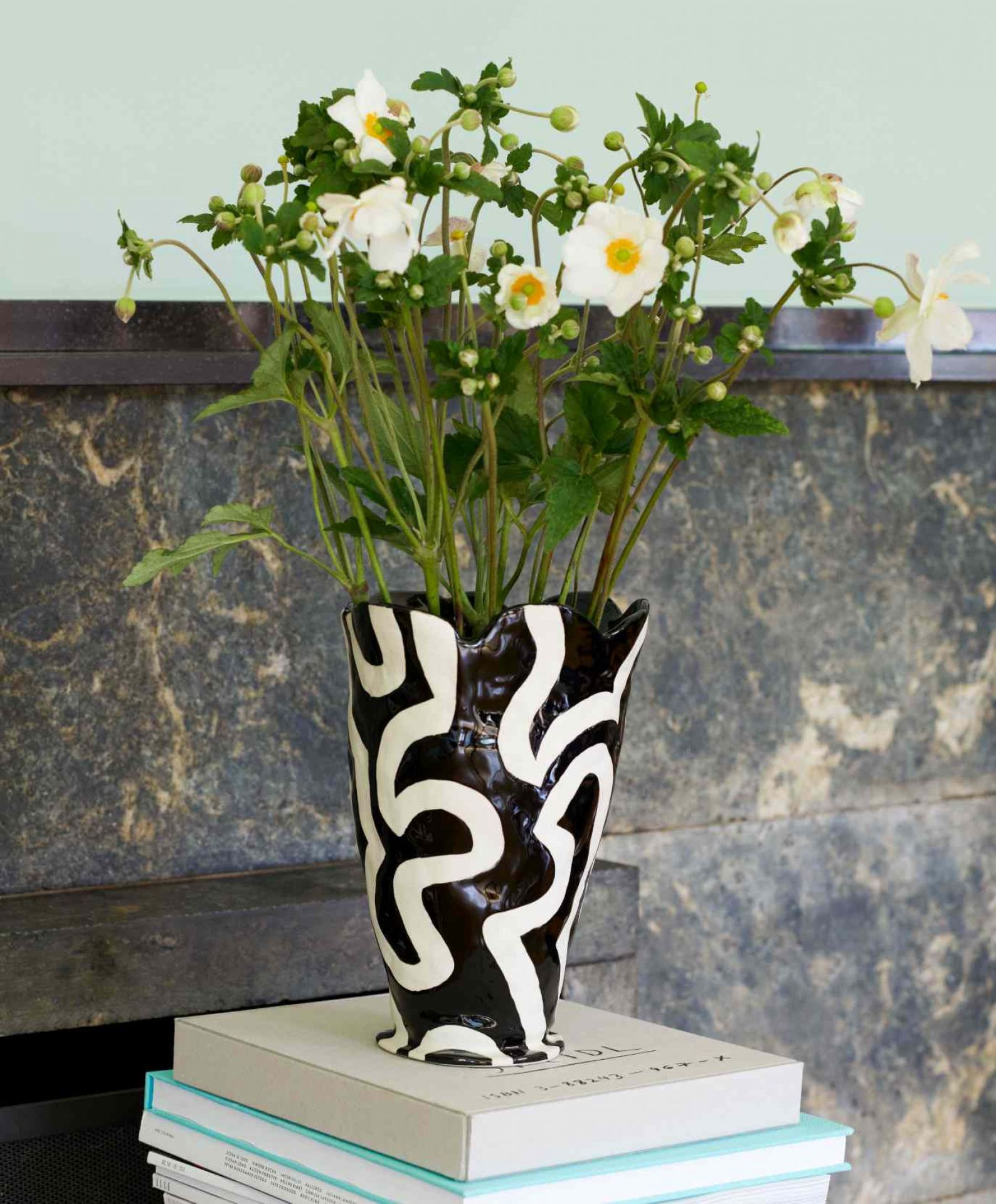 Jessica Hans Shadow Vase von Hay mit weißen Blumen, abstrakte Keramikvase, modernes Wohndekor.