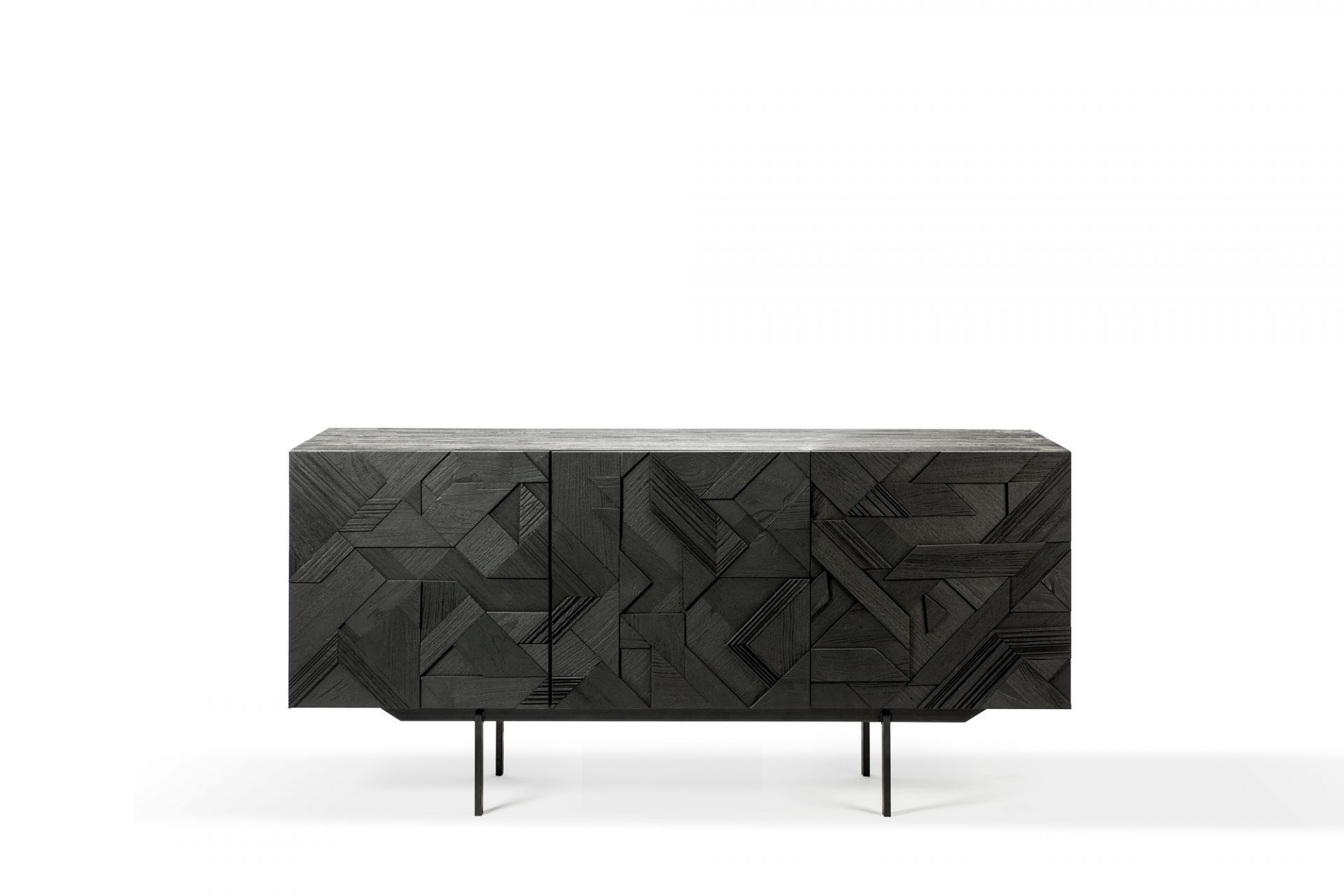 Schwarze Graphic Anrichte von Ethnicraft mit drei Türen und geometrischem Teakholz-Design. Moderne Kommode für Wohnzimmer.