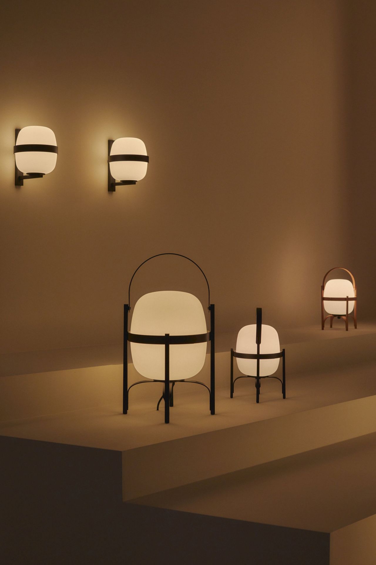 Wally Cestita Wandleuchte und Tischleuchten von Santa & Cole, modernes Design mit warmem Licht.