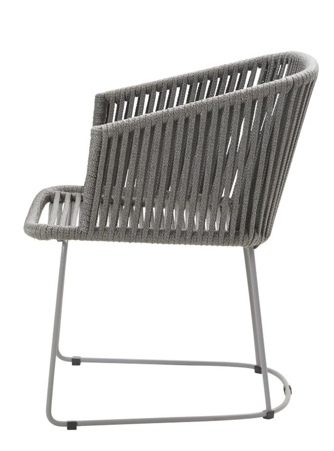 Moments Stuhl von Cane-Line, grauer Outdoor-Stuhl mit Seilgeflecht und Stahlgestell, Seitenansicht.