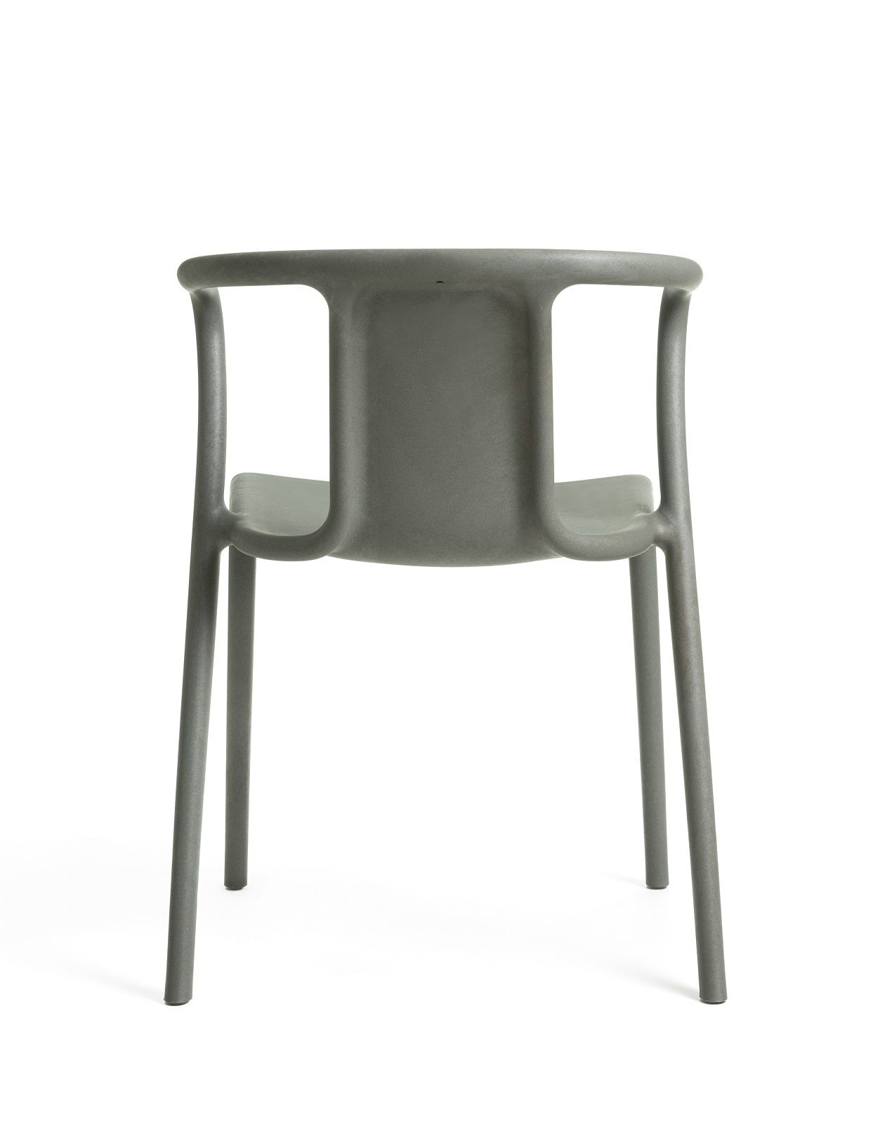 Grauer RE Air Armchair von Magis, ein moderner Stuhl aus recyceltem Kunststoff für drinnen und draußen.