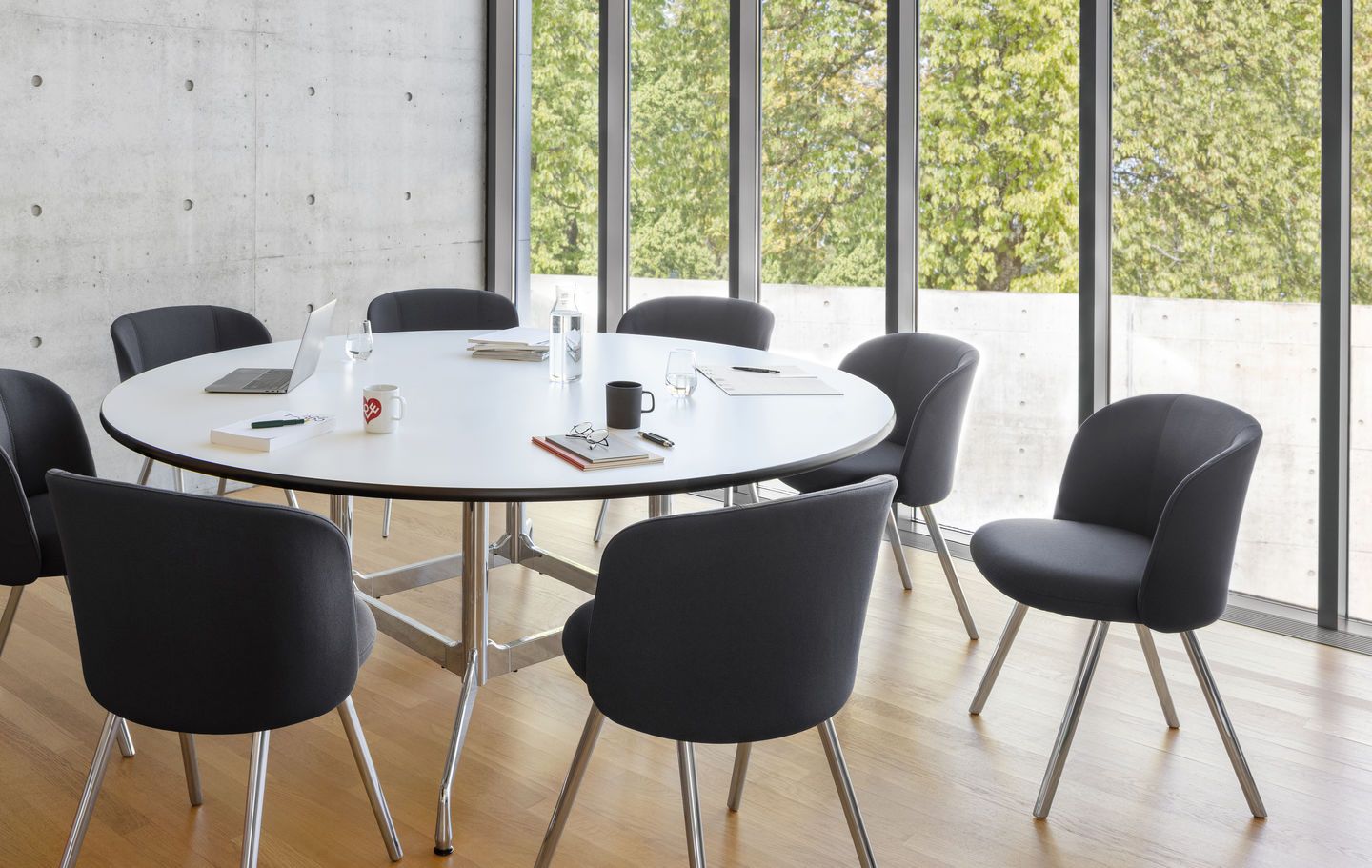 Grauer Mikado Side Chair Stuhl von Vitra um einen runden Tisch im Konferenzraum.