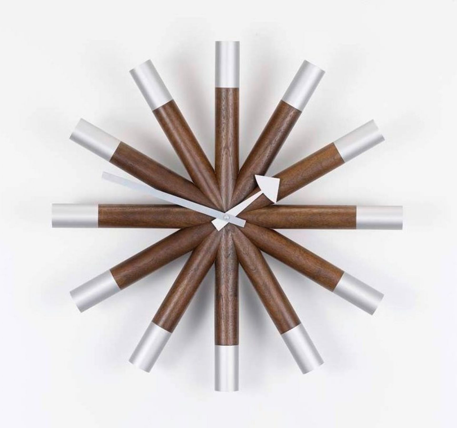 Vitra Wheel Clock Wanduhr mit braunen Holz- und silbernen Metallelementen, Zeiger auf weißem Hintergrund.