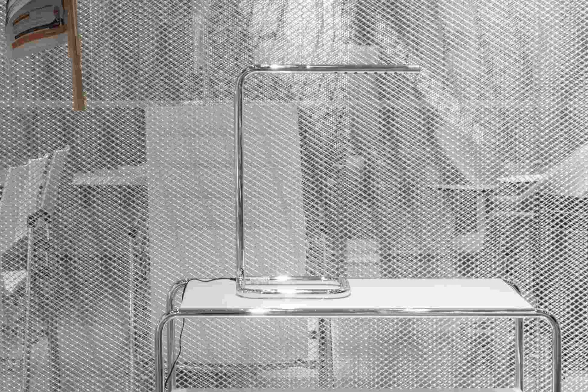 Lum 50 Tischleuchte Thonet-Verchromt