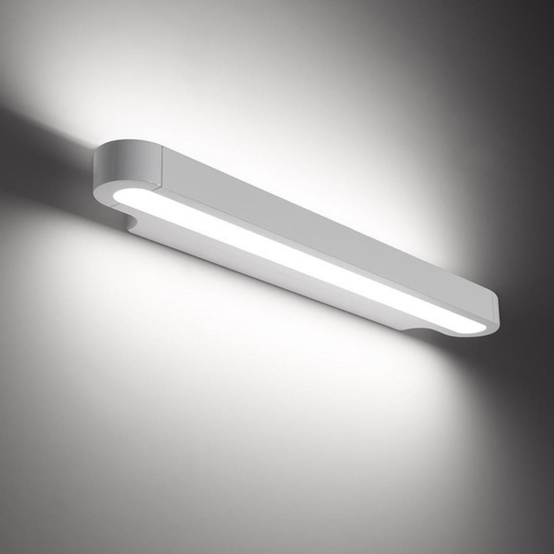 Talo LED Wandleuchte von Artemide in Weiß, modernes Design für indirekte Beleuchtung.