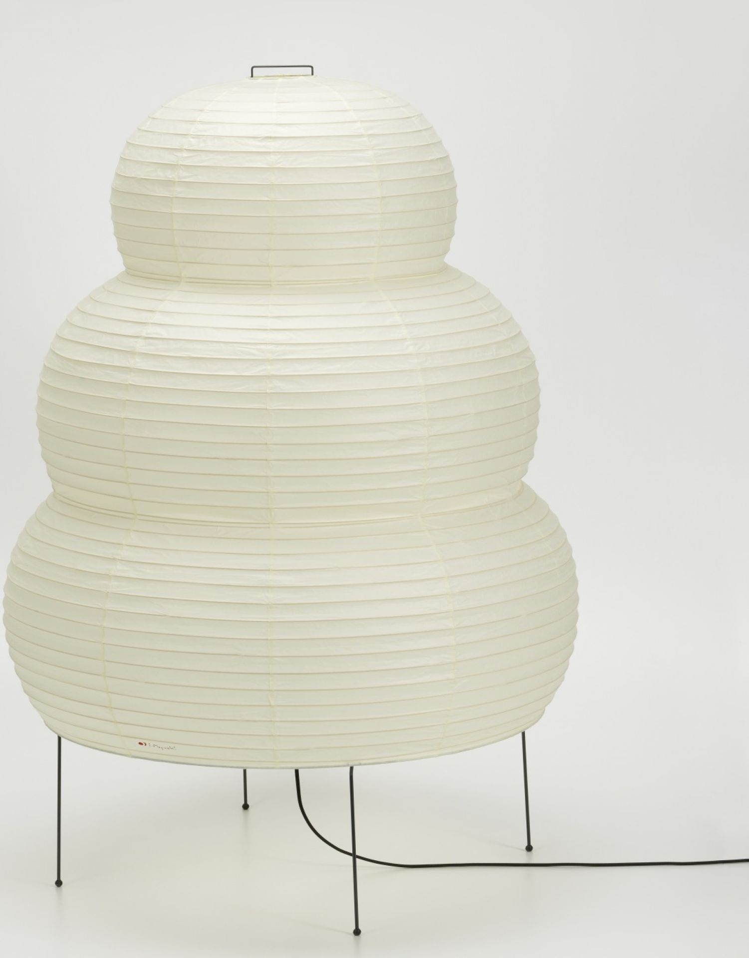 Akari Stehleuchte 25N von Vitra: Dreistufige Papierleuchte auf filigranem, schwarzem Metallgestell. Japanisches Design.