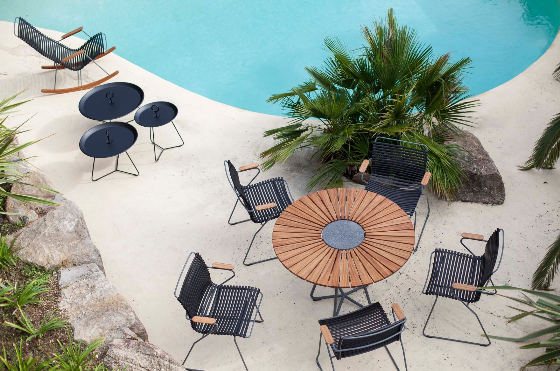 Draufsicht: Houe Eyelet Beistelltische in Schwarz, Outdoor-Möbel und Gartengestaltung am Pool.