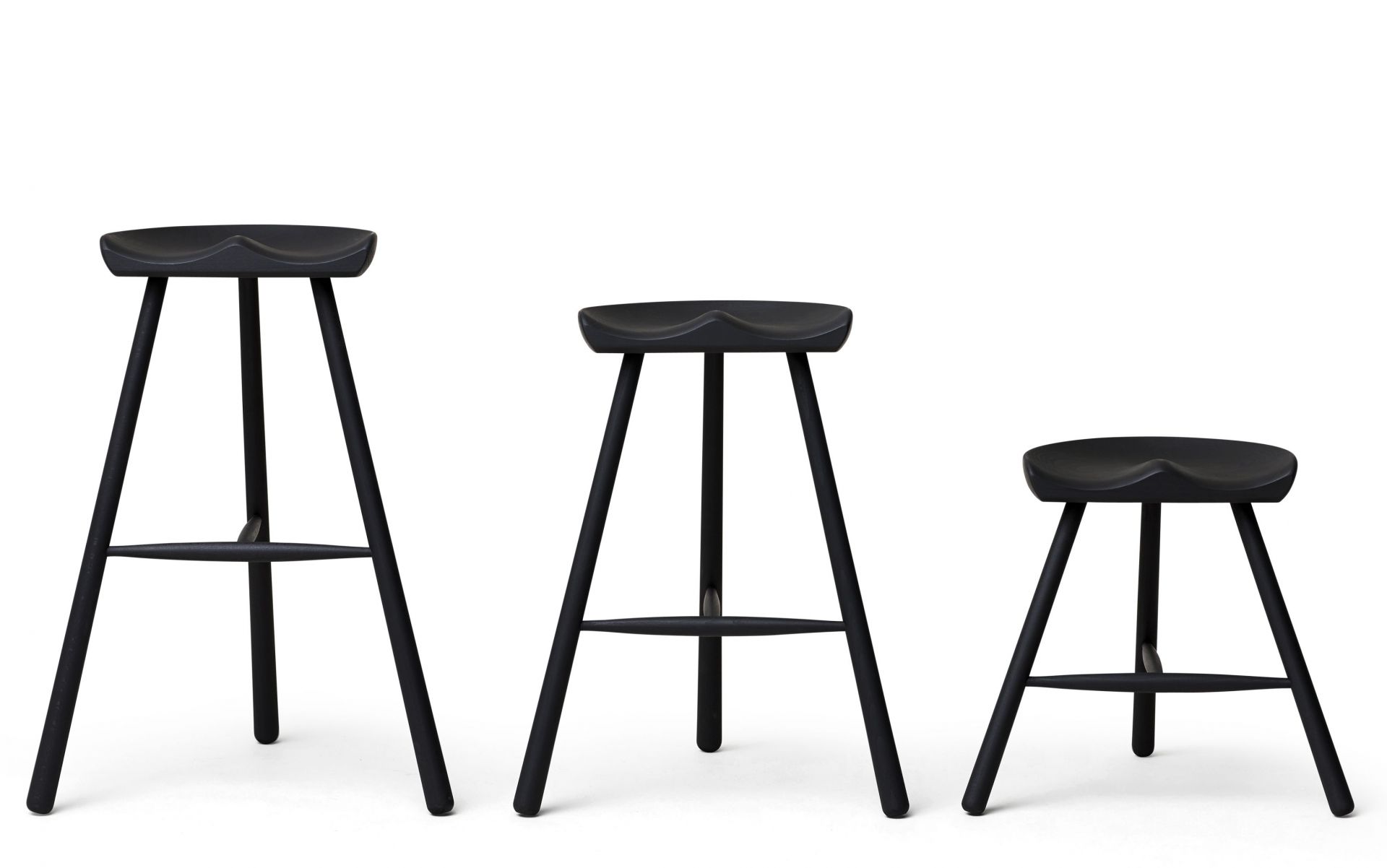 Drei Shoemaker Chair Hocker in verschiedenen Höhen, Buche schwarz gebeizt.