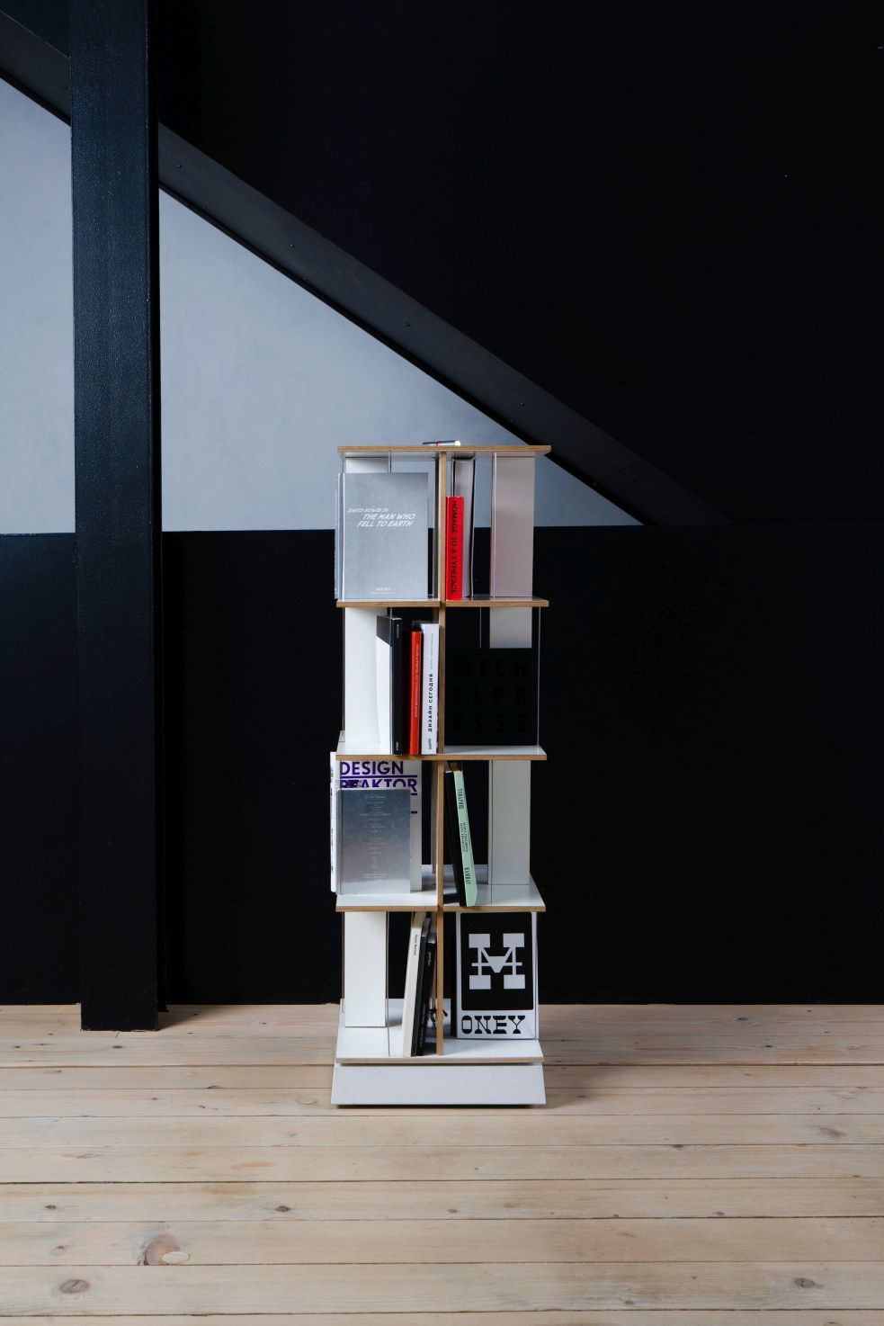 Buchstabler Bücherturm, DVD-Regal Nils Holger Moormann