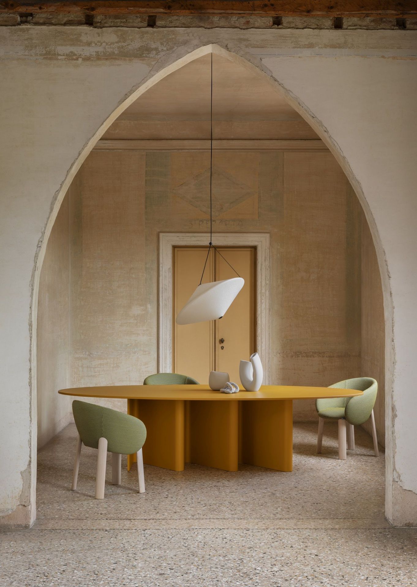 Rificolona Pendelleuchte von Miniforms über gelbem Esstisch mit Stühlen in historischem Raum.