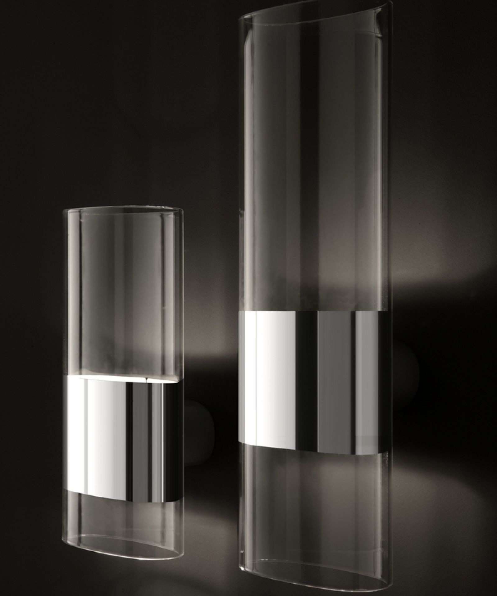 Zwei moderne Line Oluce Wandleuchten aus Glas und Chrom, indirekte Beleuchtung.