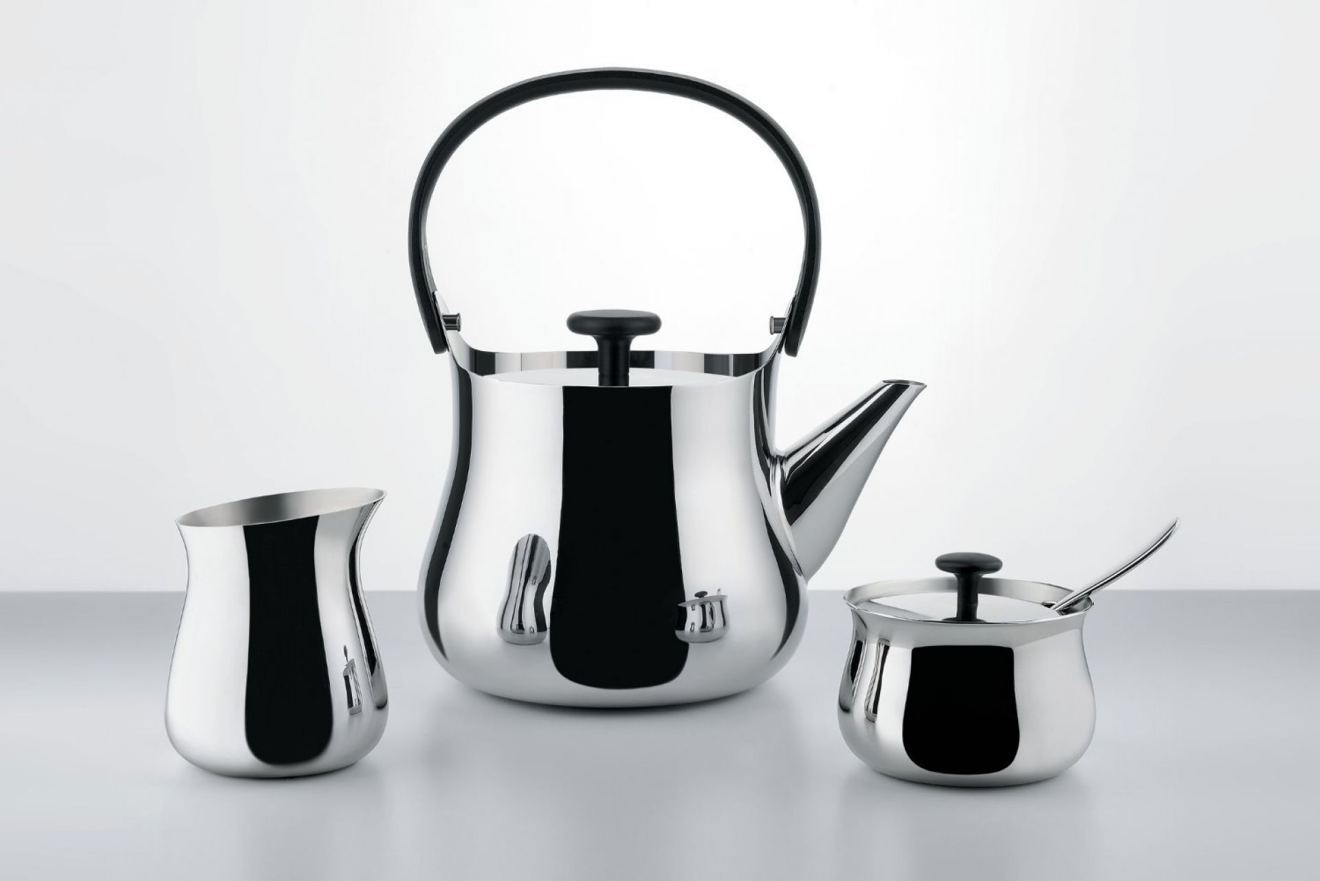 NF02 Alessi Cha Teekanne, Rahmkännchen und Zuckerdose aus glänzendem Edelstahl.