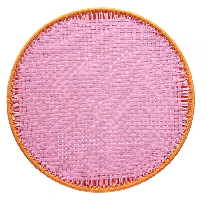 Detailansicht: Rosa Tischplatte des Caribe Beistelltisches für Outdoor-Bereiche mit orangefarbenem Rand.