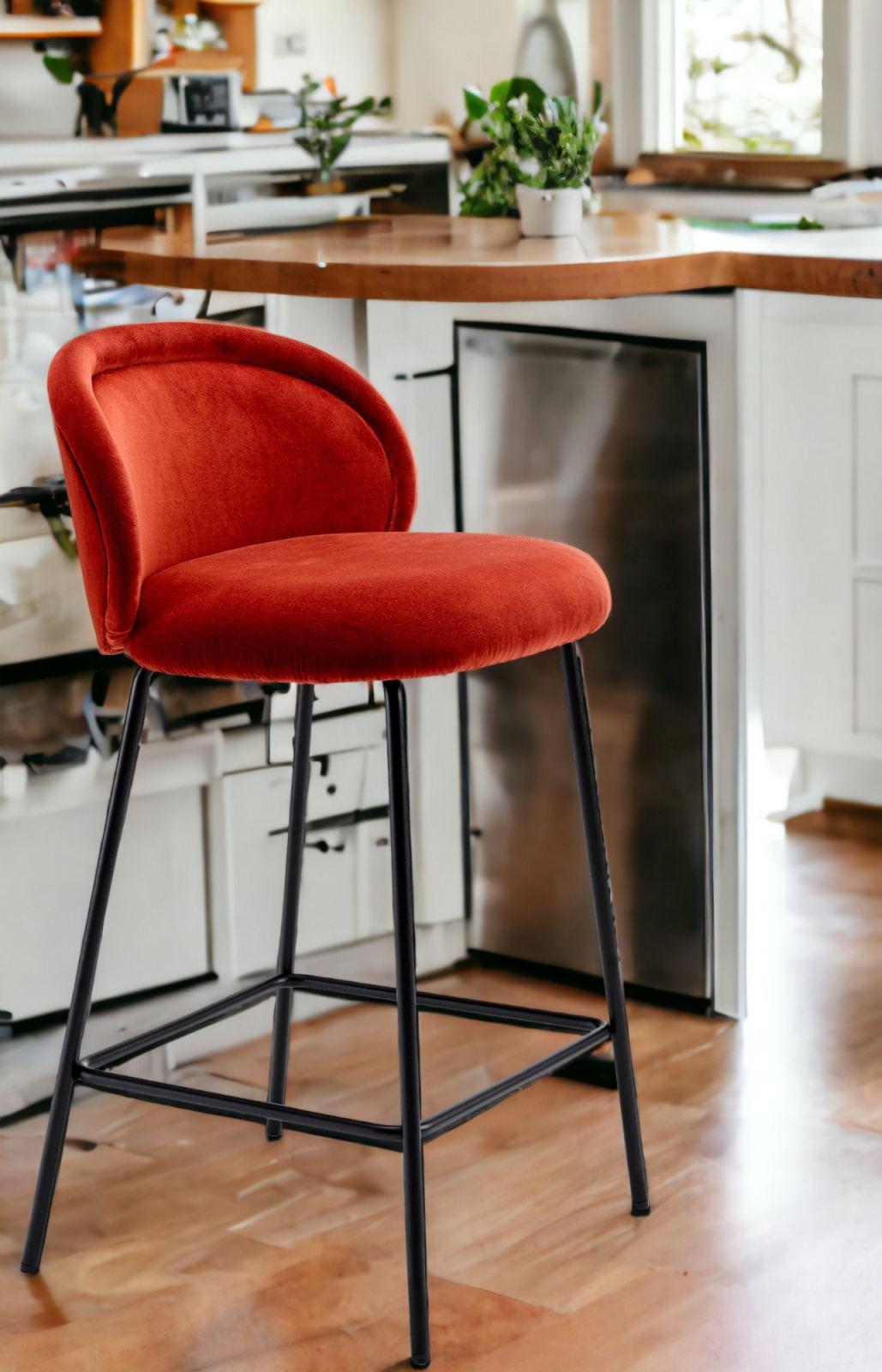 Roter Ona Barhocker von Freifrau Manufaktur mit schwarzem Metallgestell in moderner Küche.