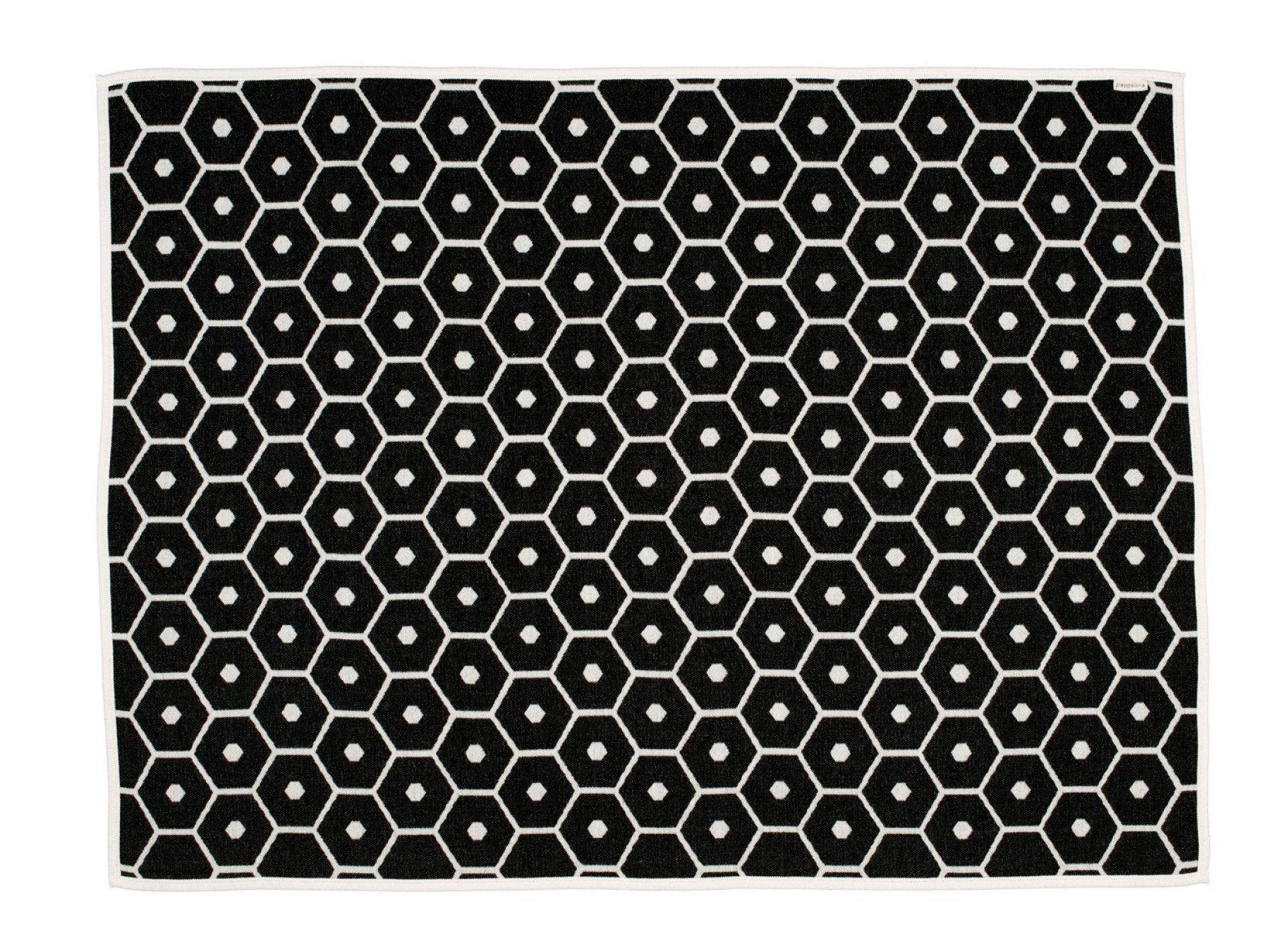 Schwarze Honey Wolldecke von Pappelina mit geometrischem Wabenmuster und weißer Umrandung. Hochwertige, stilvolle Wohndecke.