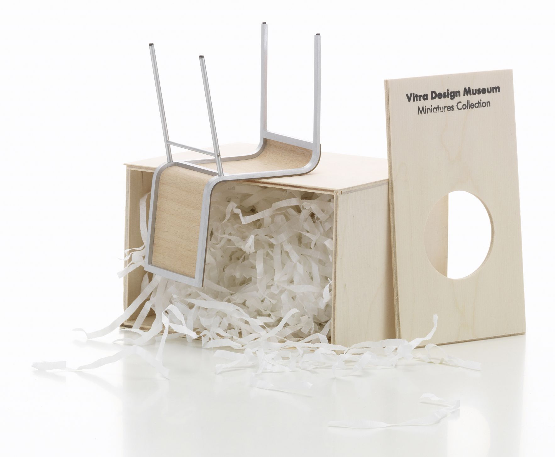 .02 Stuhl Miniatur von Vitra, verpackt in Holzkiste mit Papierwolle, Design Sammlerstück.