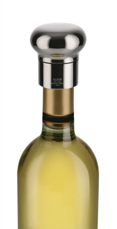 Alessi Noè Weinflaschenverschluss aus Edelstahl auf einer Weinflasche mit Weißwein, Detailaufnahme.