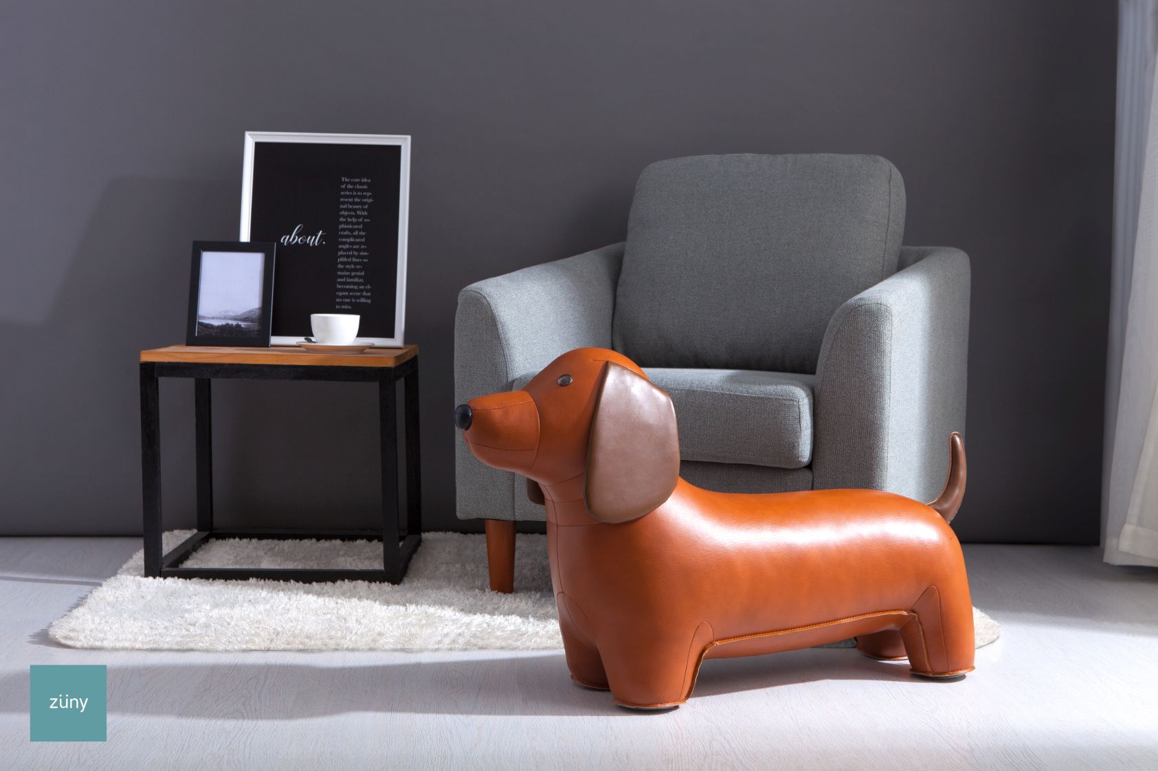 Brauner Teckel Hocker von Züny im Wohnzimmer, ideal als Sitzgelegenheit oder Dekoration.