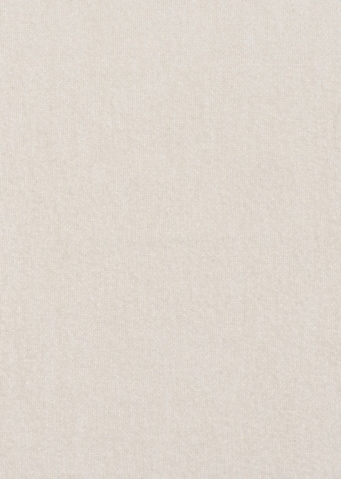 Detailaufnahme des elfenbeinfarbenen Stoffbezugs des Pacha Ottoman Harp von Gubi. Textur und Farbe des Hockers.