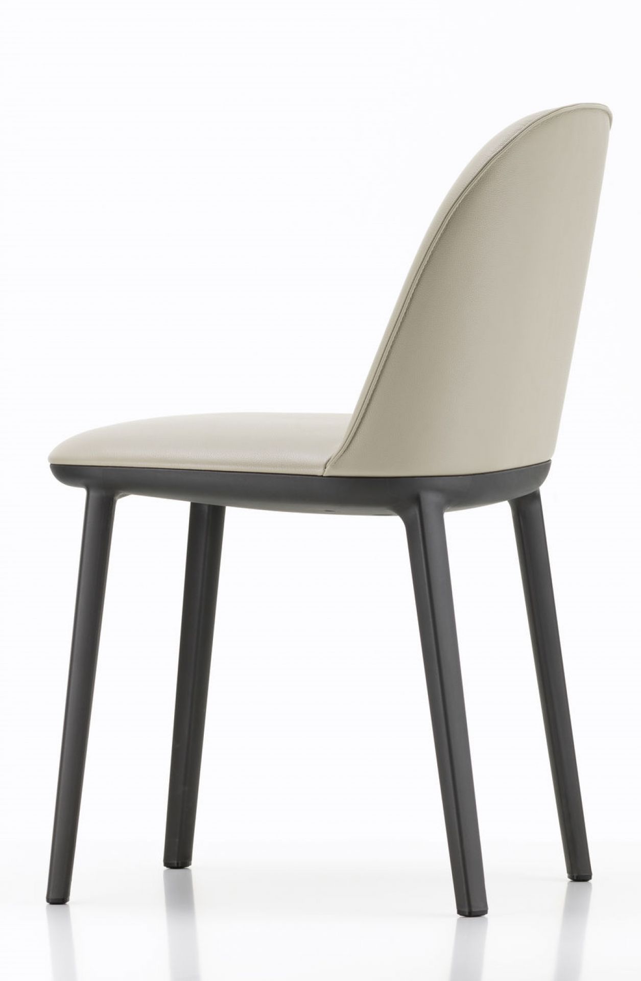 Vitra Softshell Side Chair Stuhl, Ansicht von hinten, mit beigem Bezug und dunklem Gestell.