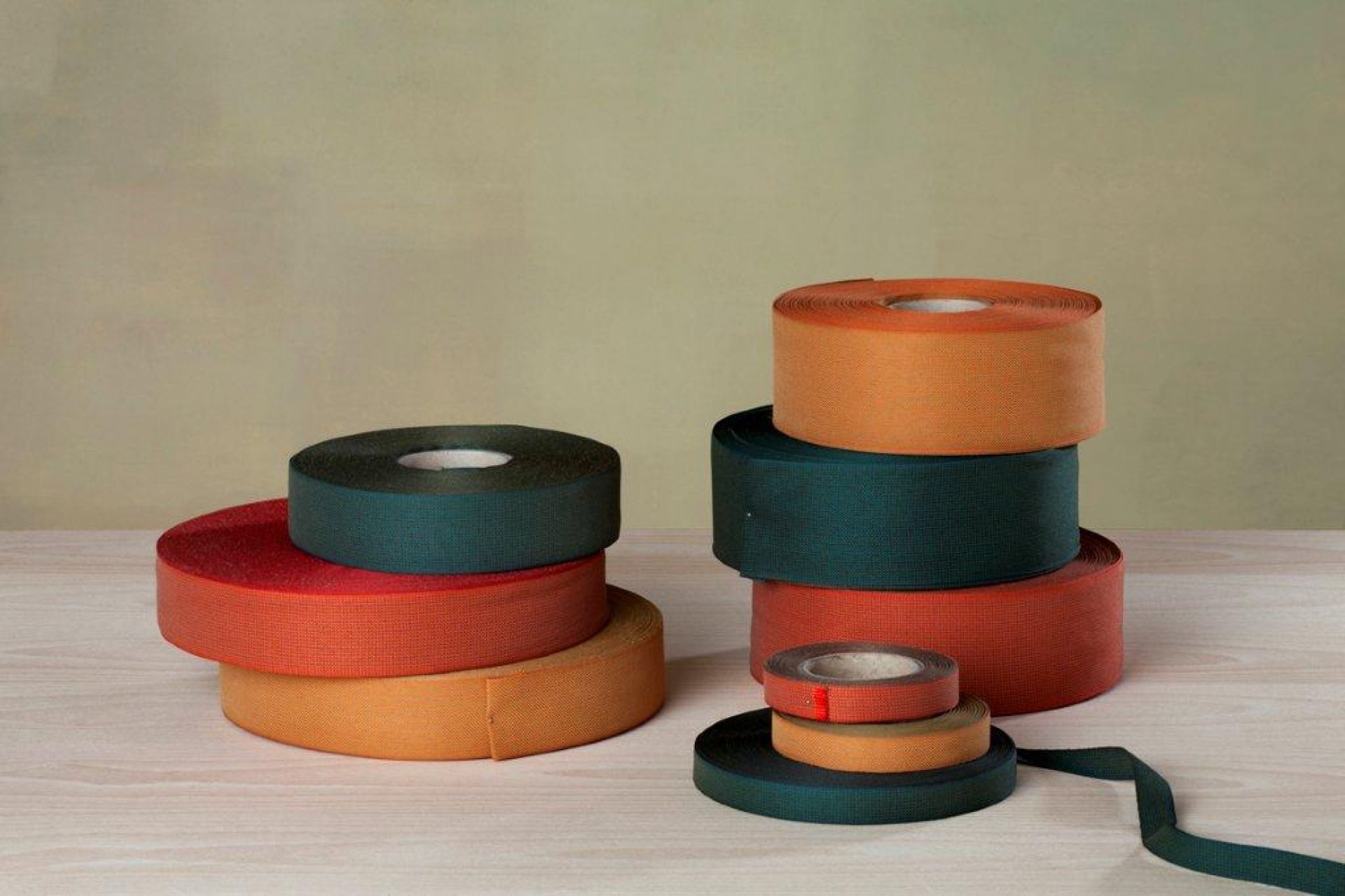 GT1500 Santa & Cole Pendelleuchte: Detailaufnahme der Hängeleuchte mit Textilschirm in verschiedenen Farben.