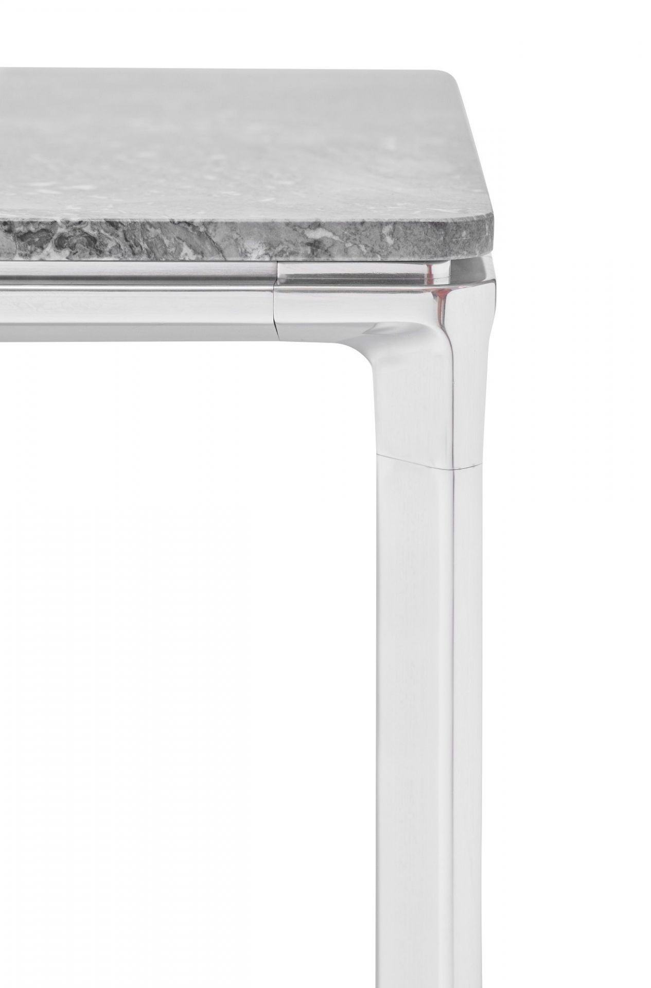 Detailansicht: Vipp Couchtisch mit Marmorplatte und weißem Metallgestell. Moderner quadratischer Tisch.