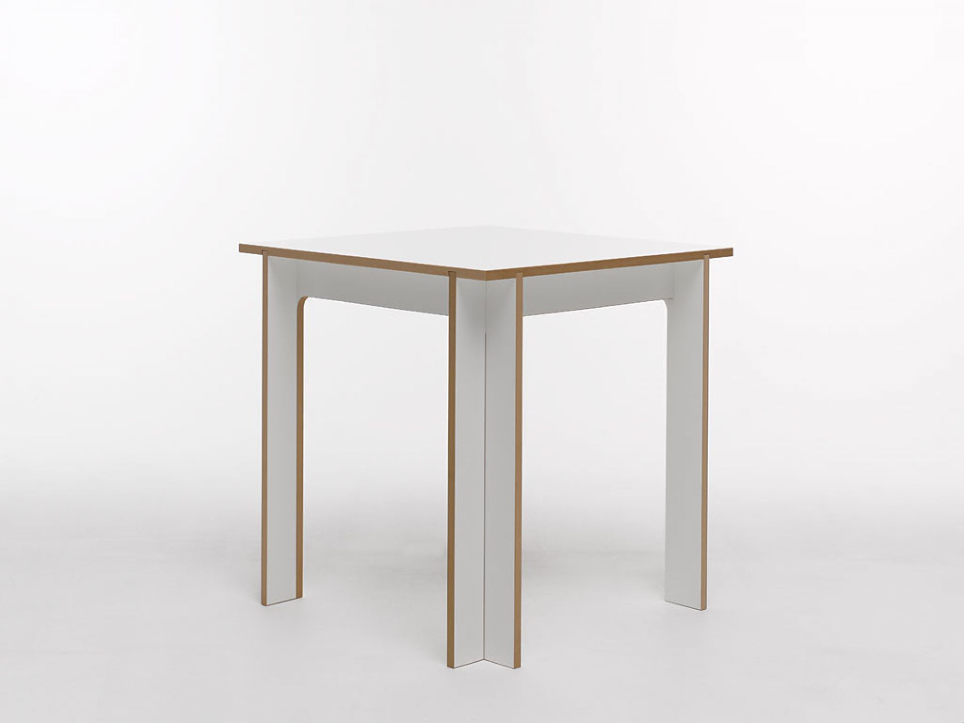 Tojo Tischgruppe: Kleiner, quadratischer Tisch mit weißer Tischplatte und minimalistischem Design.