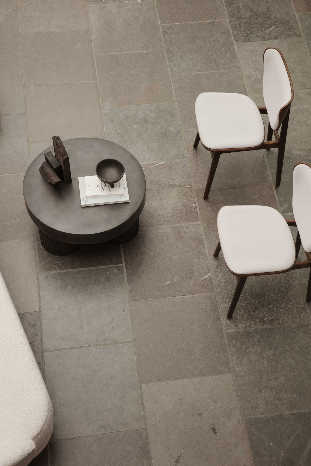 Gear Couchtisch in Kreidefarbe von Norr11, runder Wohnzimmertisch aus Holz mit Dekoration.