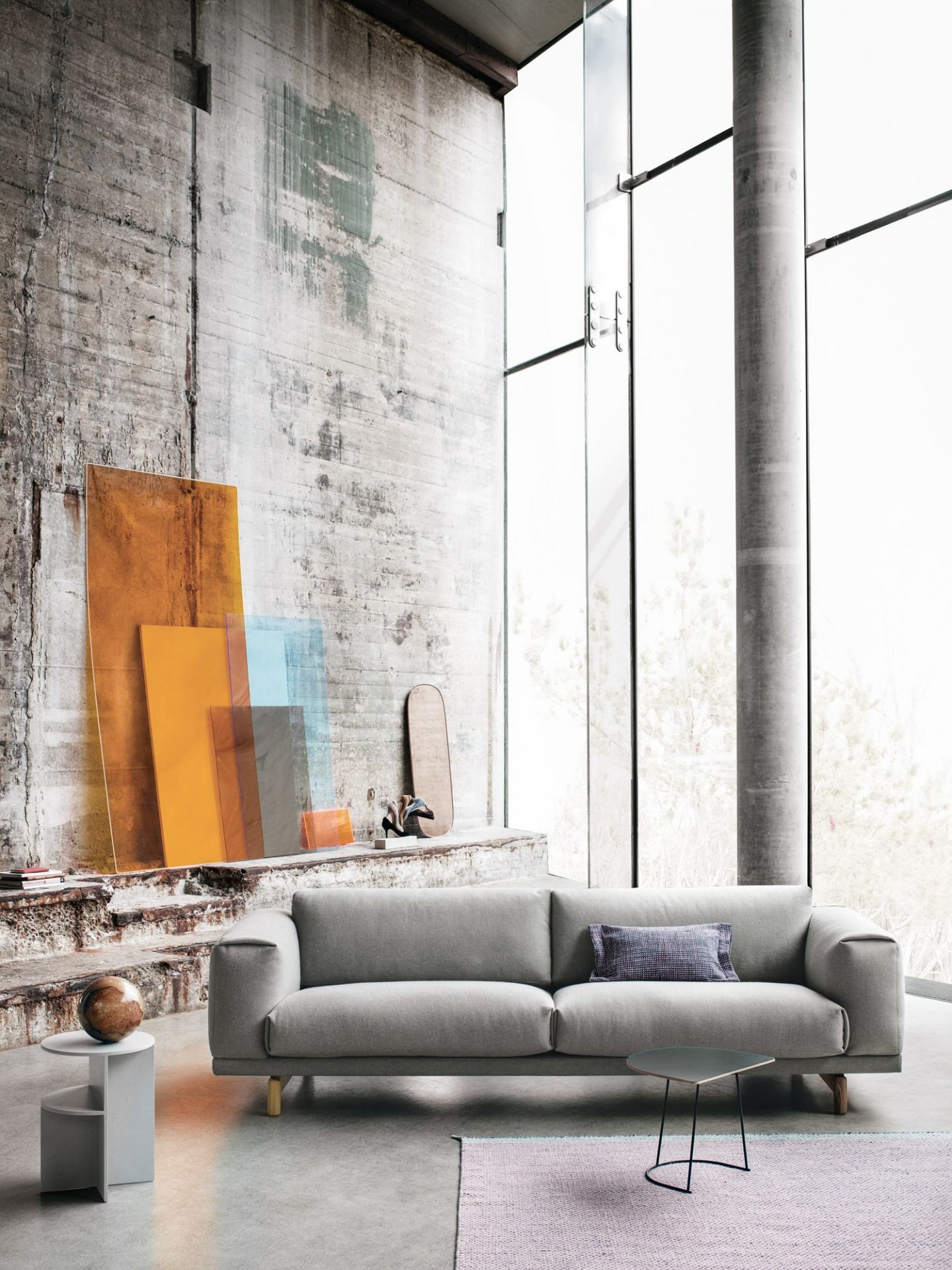 Graues Rest Sofa von Muuto, ein modernes 3-Sitzer Sofa mit Kissen und Beistelltischen.