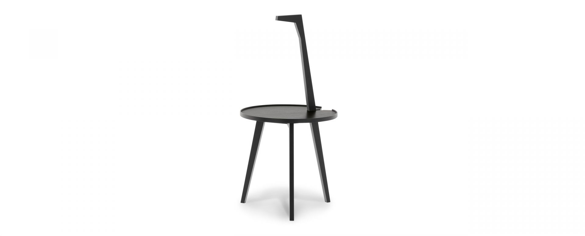 Cicognino Beistelltisch von Cassina, Esche schwarz, mit drei Beinen und Griff. Design-Tisch.