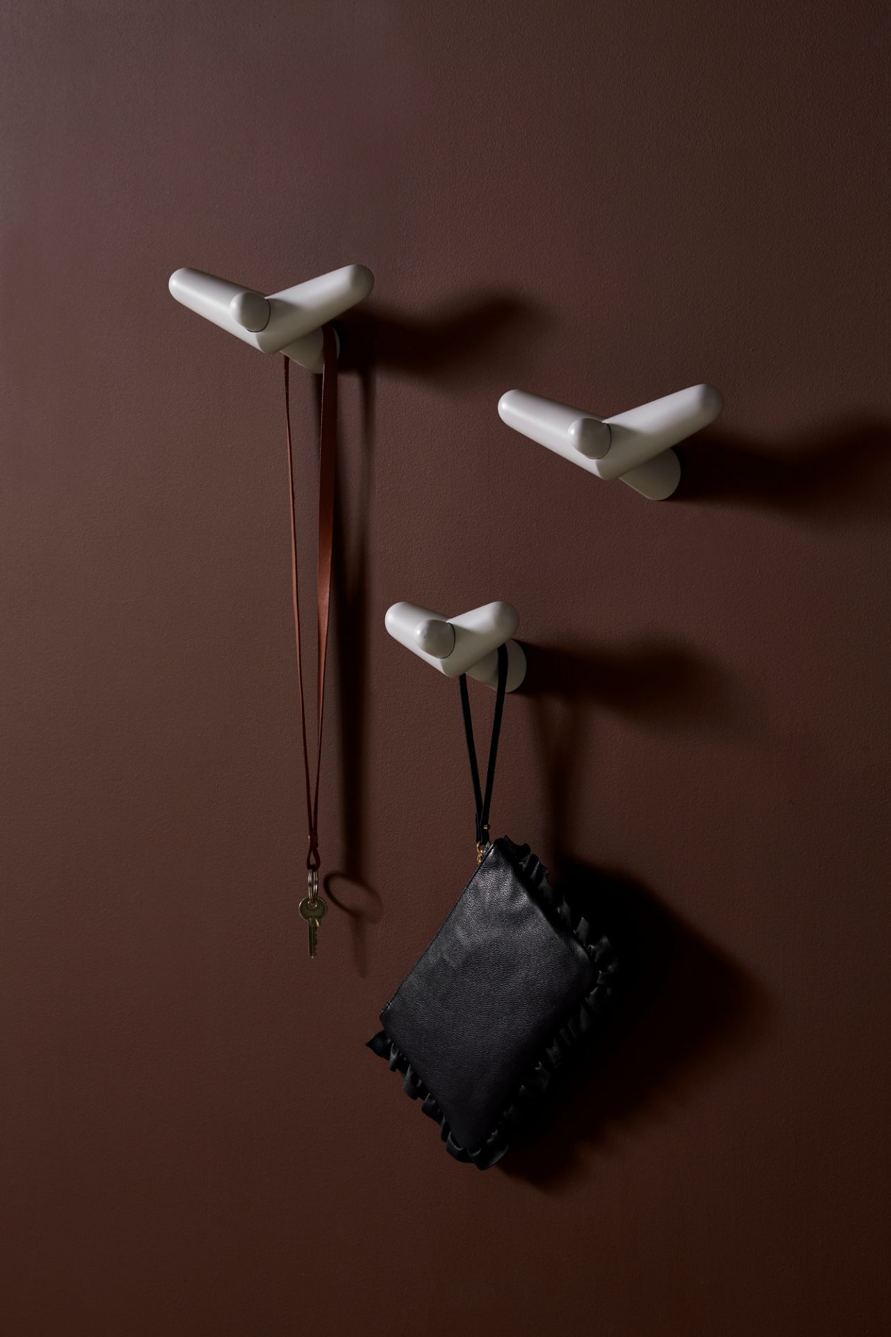 Schwarzer Tail Wing Haken aus lackierter Birke, ideal für Schlüssel und Taschen.