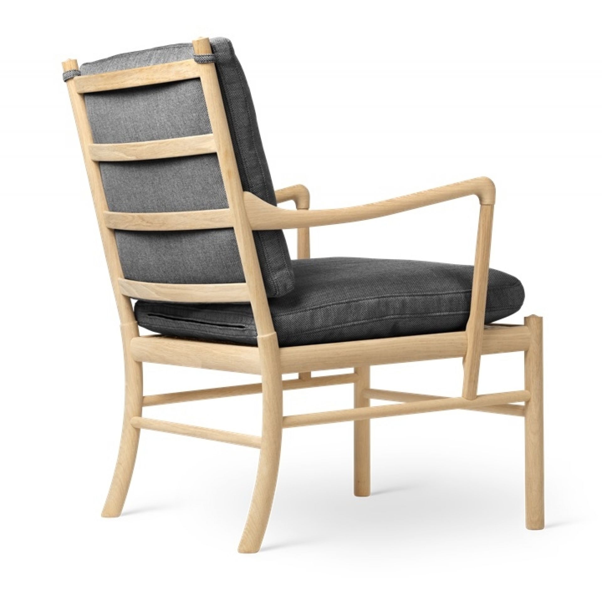 OW149 Colonial Chair von Carl Hansen & Søn: Holzstuhl mit grauen Polstern. Designklassiker.