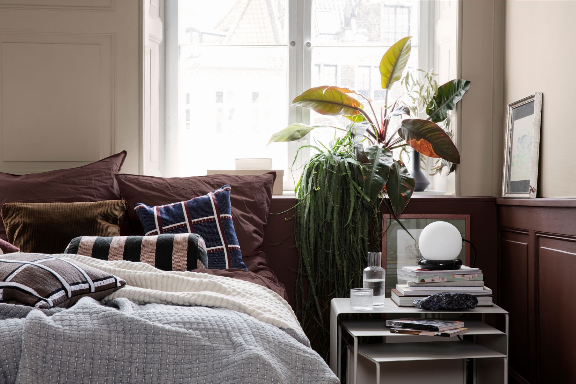 Cluster Tables von Ferm Living als Nachttisch-Set im Schlafzimmer.
