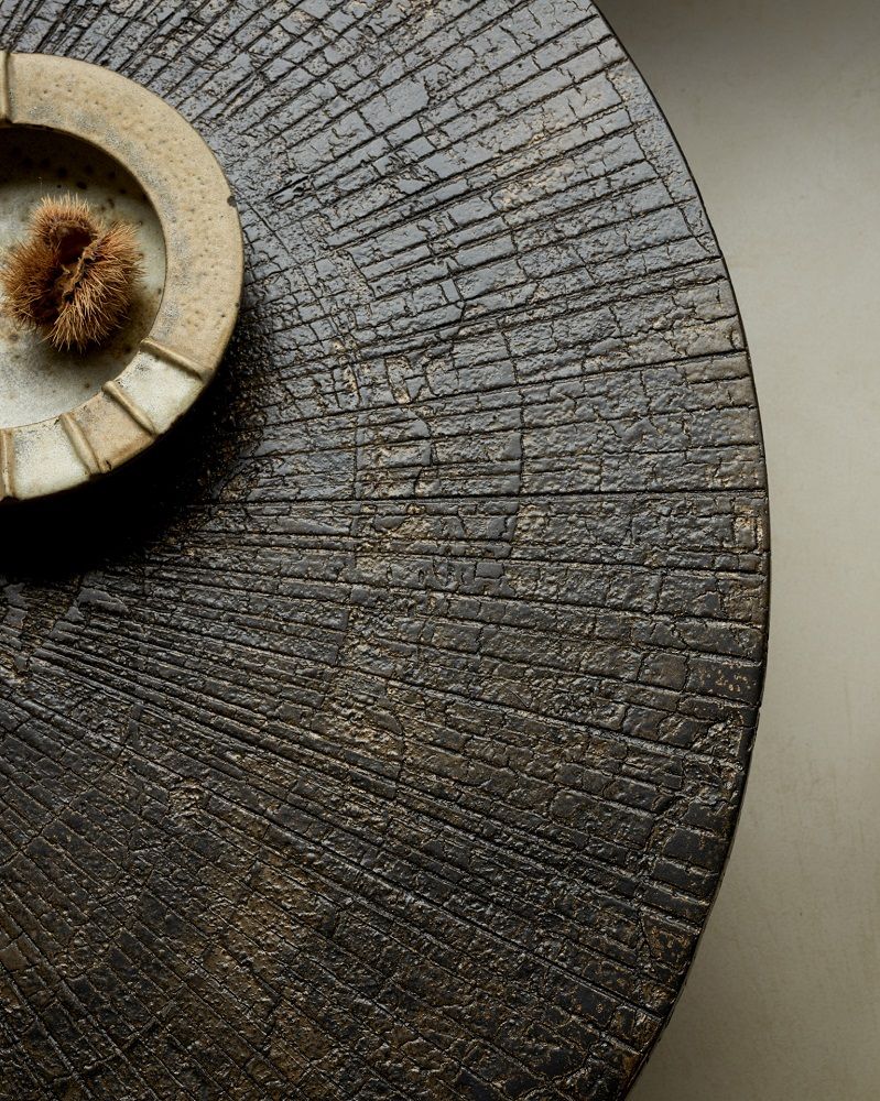 Detailaufnahme: Slice Minerals Couchtisch Oval - Whisky Ethnicraft mit einzigartiger Oberflächenstruktur und Dekoration.