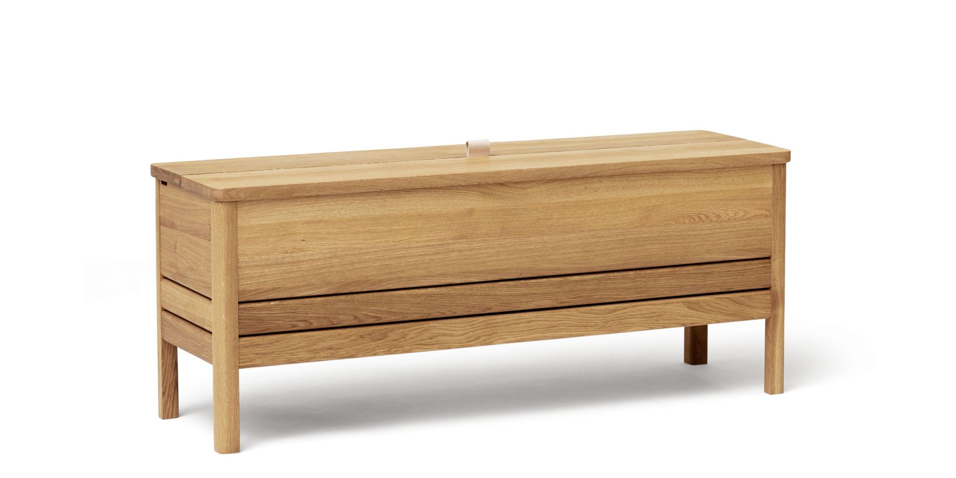 A Line Truhenbank aus Eiche von Form & Refine: Moderne Holzbank mit Stauraum.