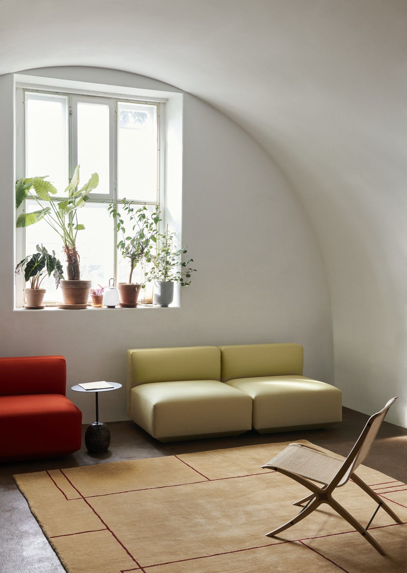 Beiger Cruise Teppich von AndTradition mit geometrischem Muster in modernem Wohnzimmer.